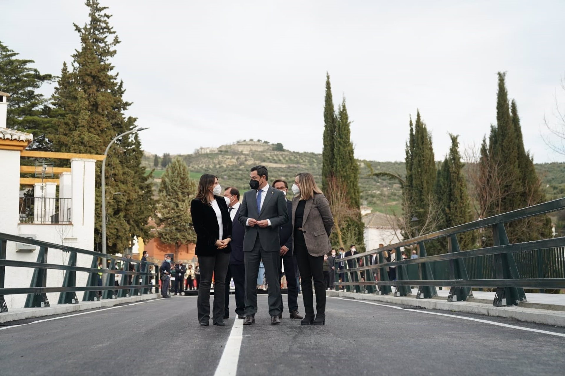 Juanma Moreno inaugura el nuevo puente de Santa Cruz del Comercio sobre el río Alhama