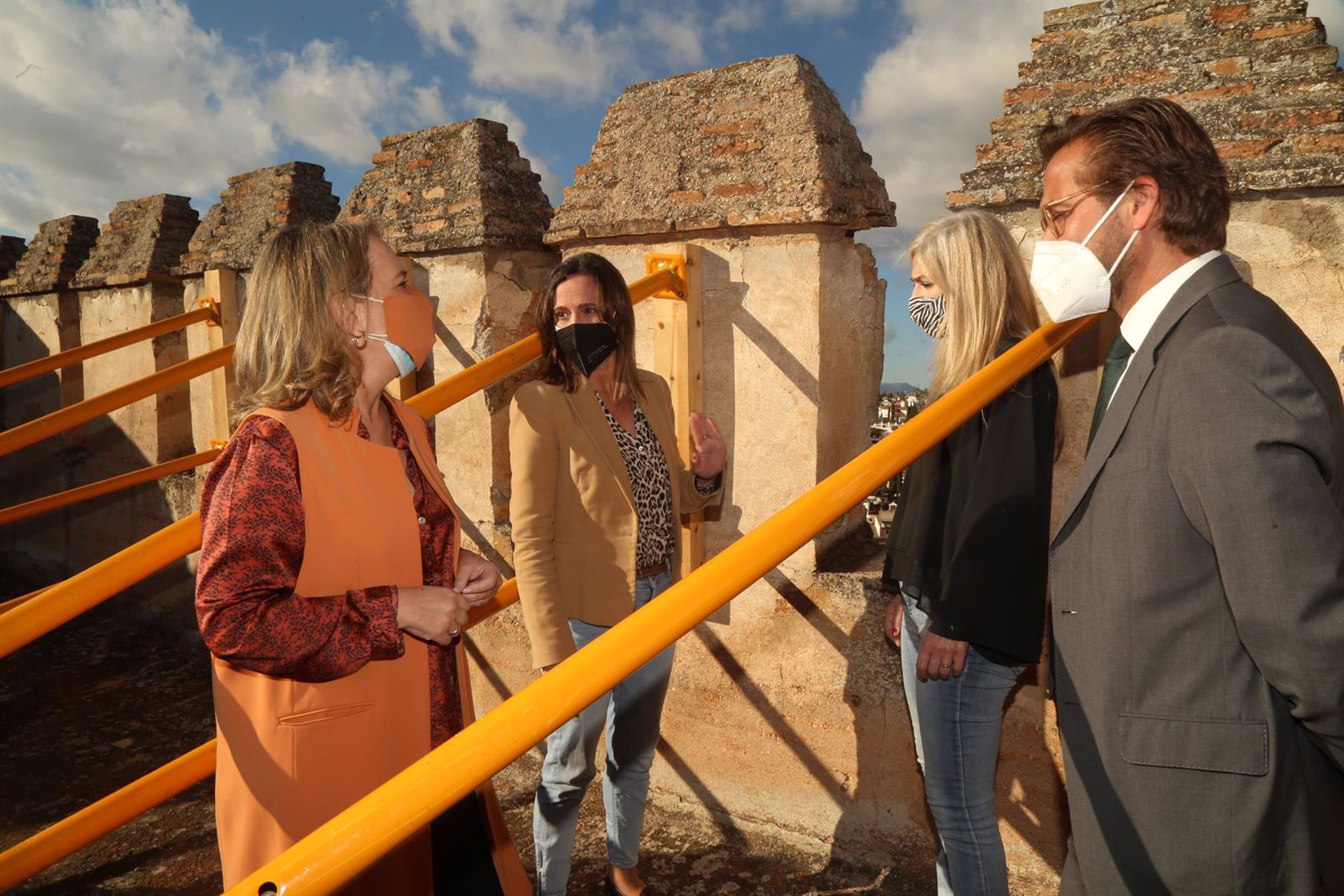 La Consejera de Cultura revisa el estado de la Torre de las Gallinas de la Alhambra tras los terremotos