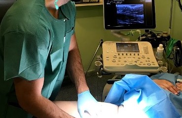 El Hospital Virgen de las Nieves recibe premio por una investigación sobre el uso de ecografía cutánea en cirugías para hidradenitis severa