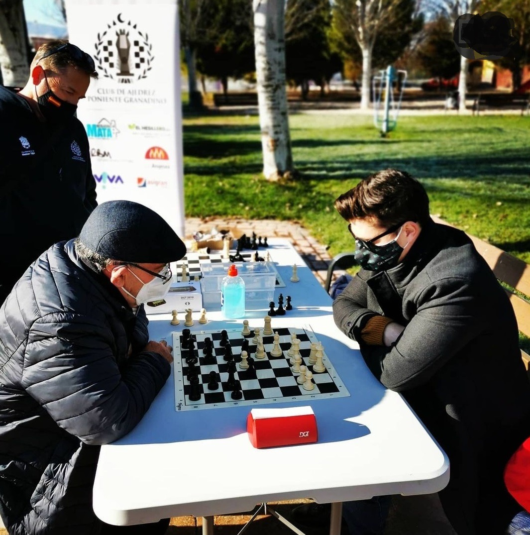 Partidas de ajedrez al aire libre entre jóvenes y mayores para combatir el aislamiento y la soledad
