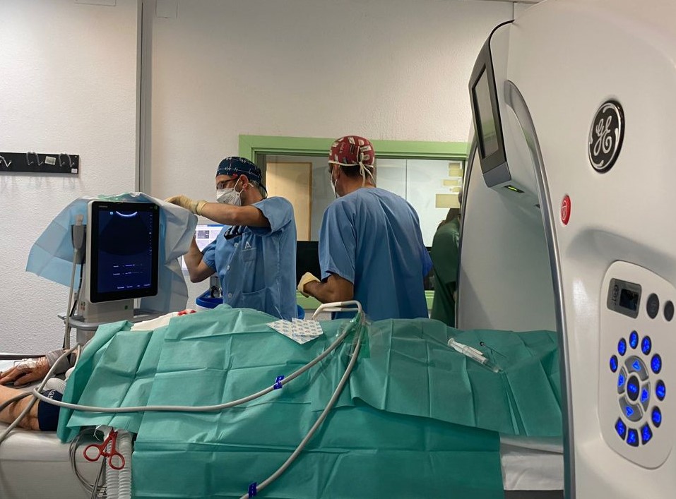 El Hospital Virgen de las Nieves trata el cáncer renal con una técnica novedosa que aplica frío extremo