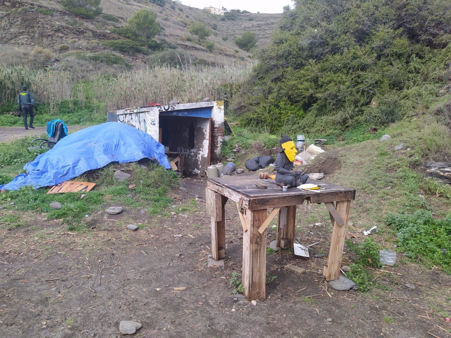 Desmantelada una acampada ilegal en la playa del Barranco de Enmedio de Almuñécar