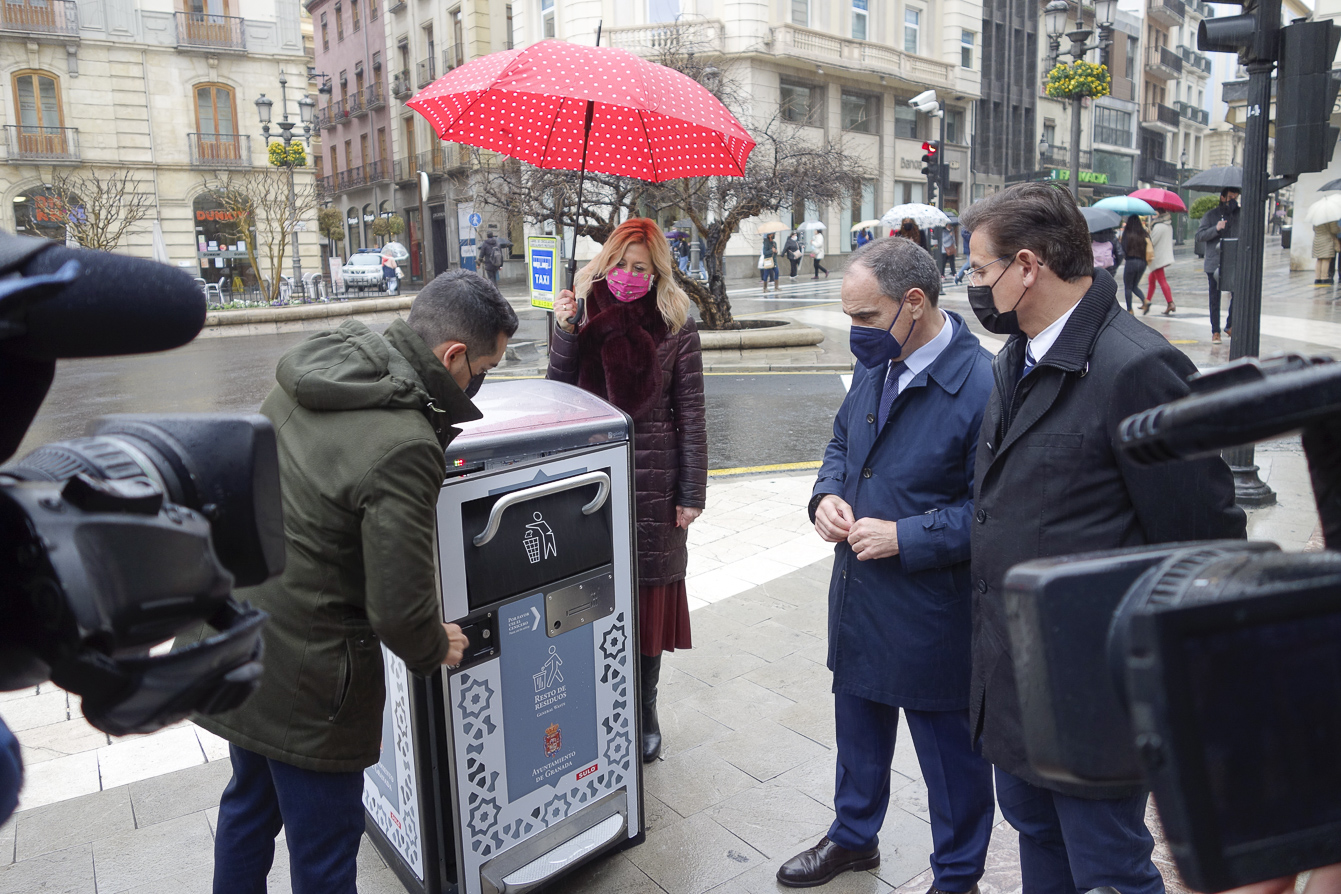 Granada estrena papeleras «inteligentes» que funcionan con energía solar y compactan la basura