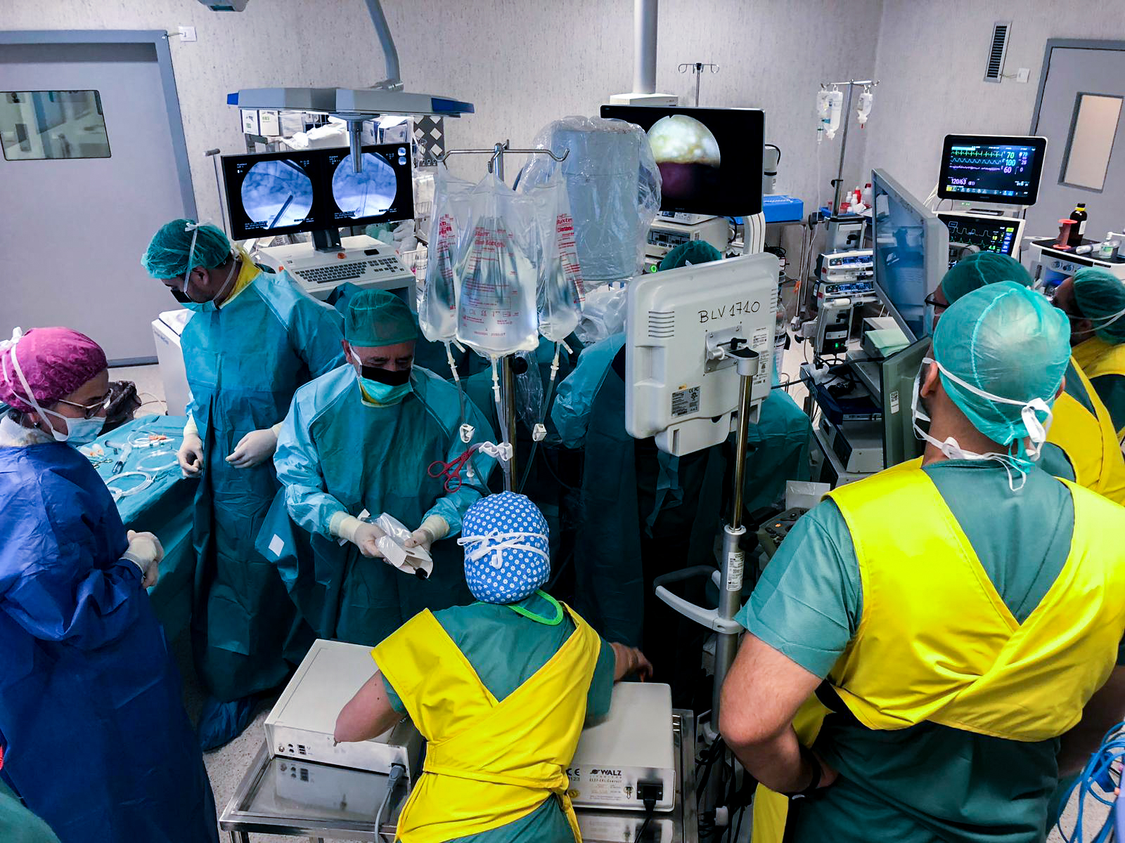 El Clínico San Cecilio incorpora procedimientos de cirugía percutánea para tratar cálculos renales en niños