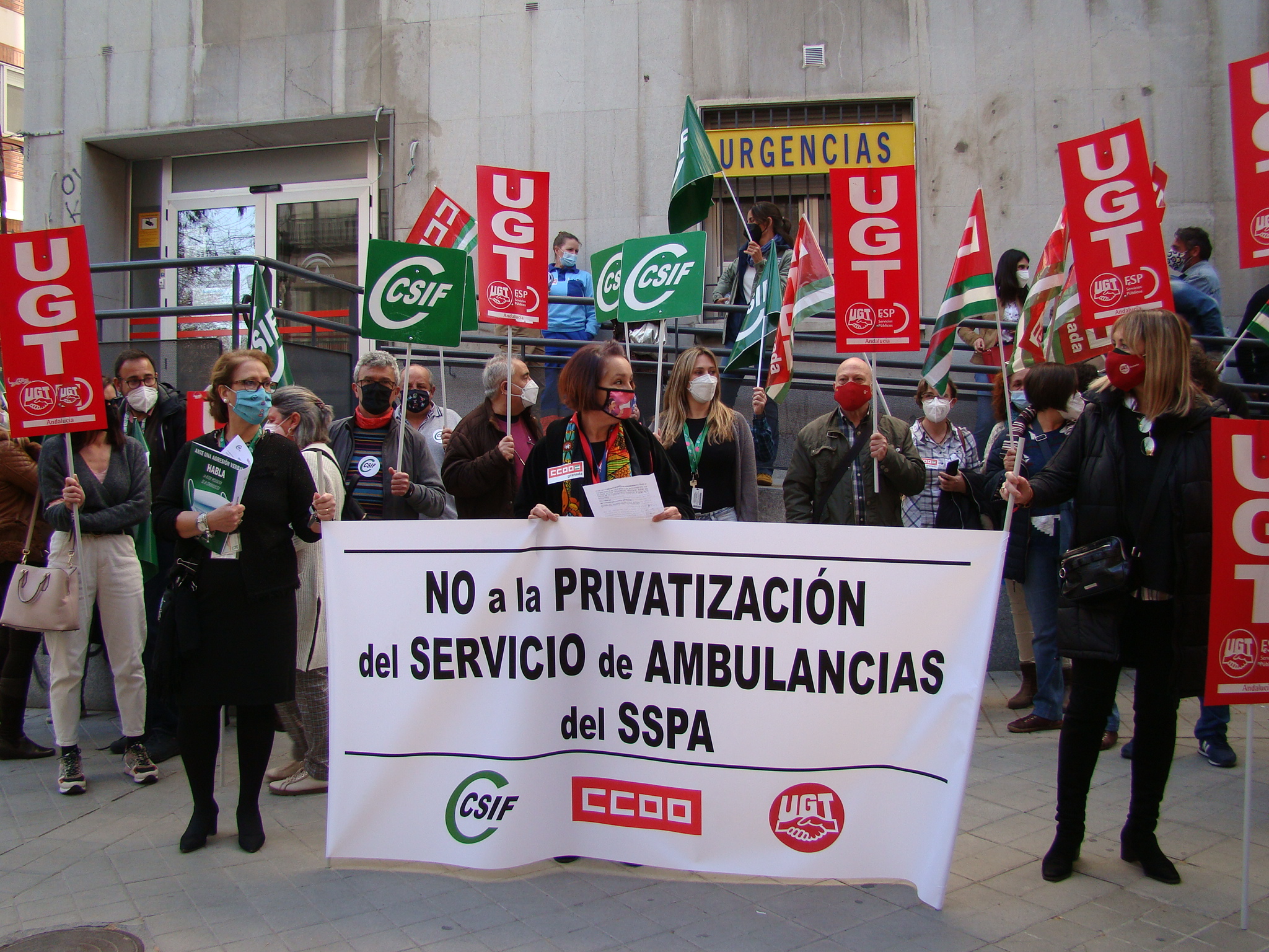 Sindicatos se concentran protestan contra la privatización de las ambulancias del Centro Gran Capitan