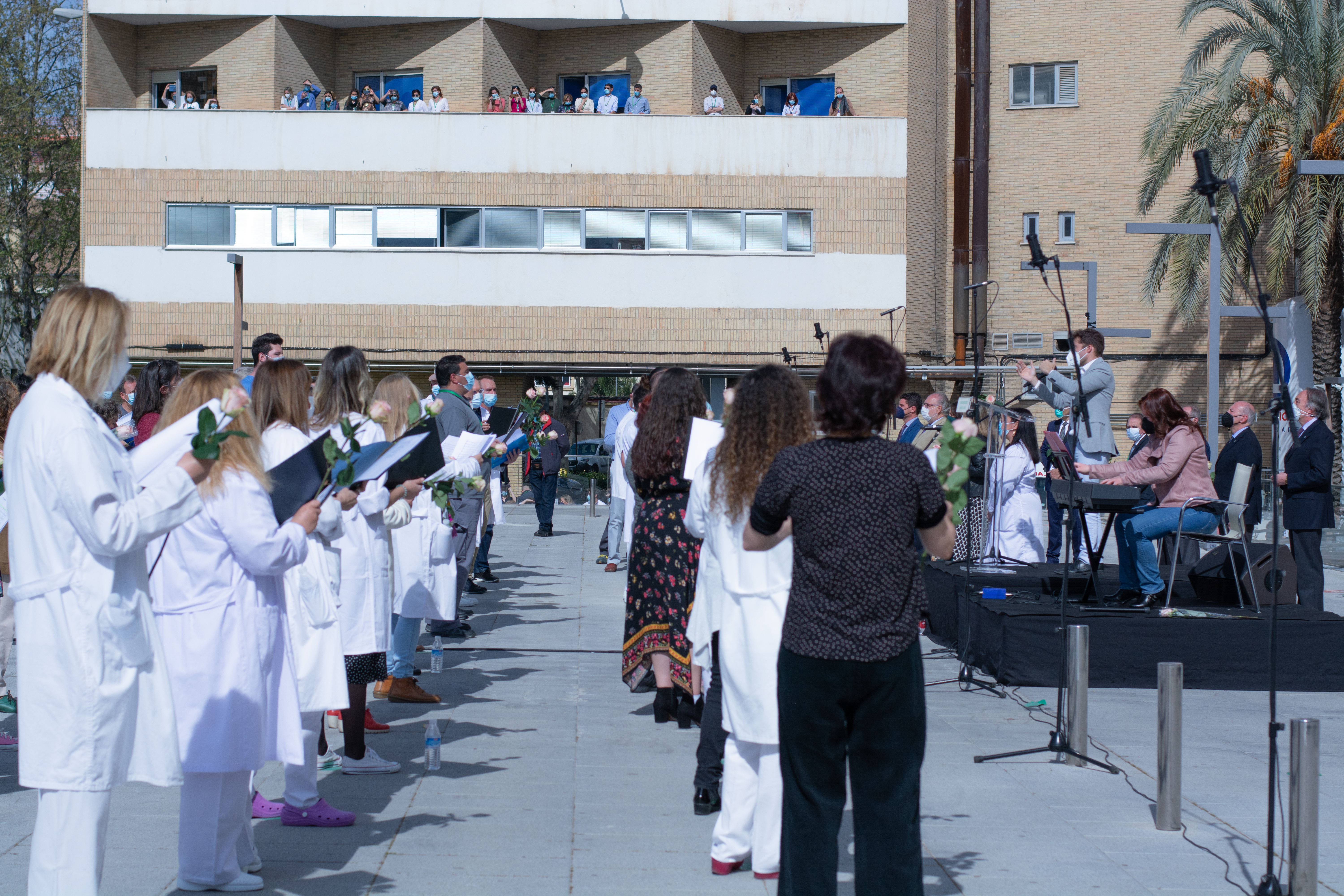 El Hospital Virgen de las Nieves agradece a sus 7.000 profesionales su entrega durante la pandemia con un recital coral