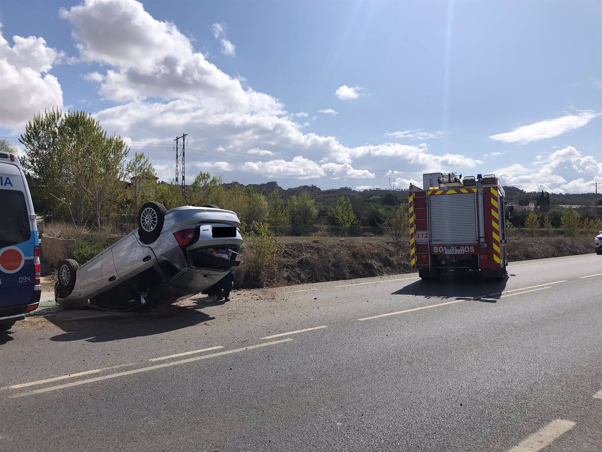 Rescatan a un conductor atrapado tras volcar el vehículo que conducía en Guadix