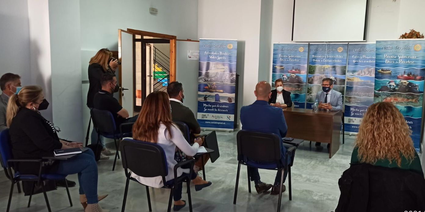 Turismo presenta a los ayuntamientos de la Costa Tropical las ayudas para el litoral