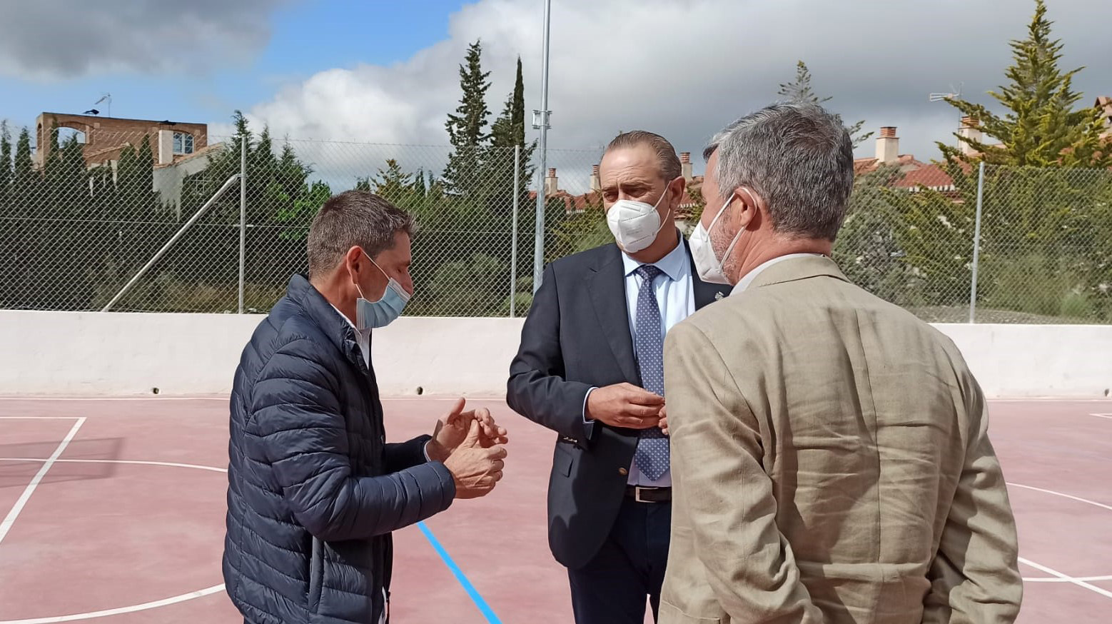 La Junta invierte 7.700 euros en la nueva pista deportiva y en el colegio público de Cenes de la Vega