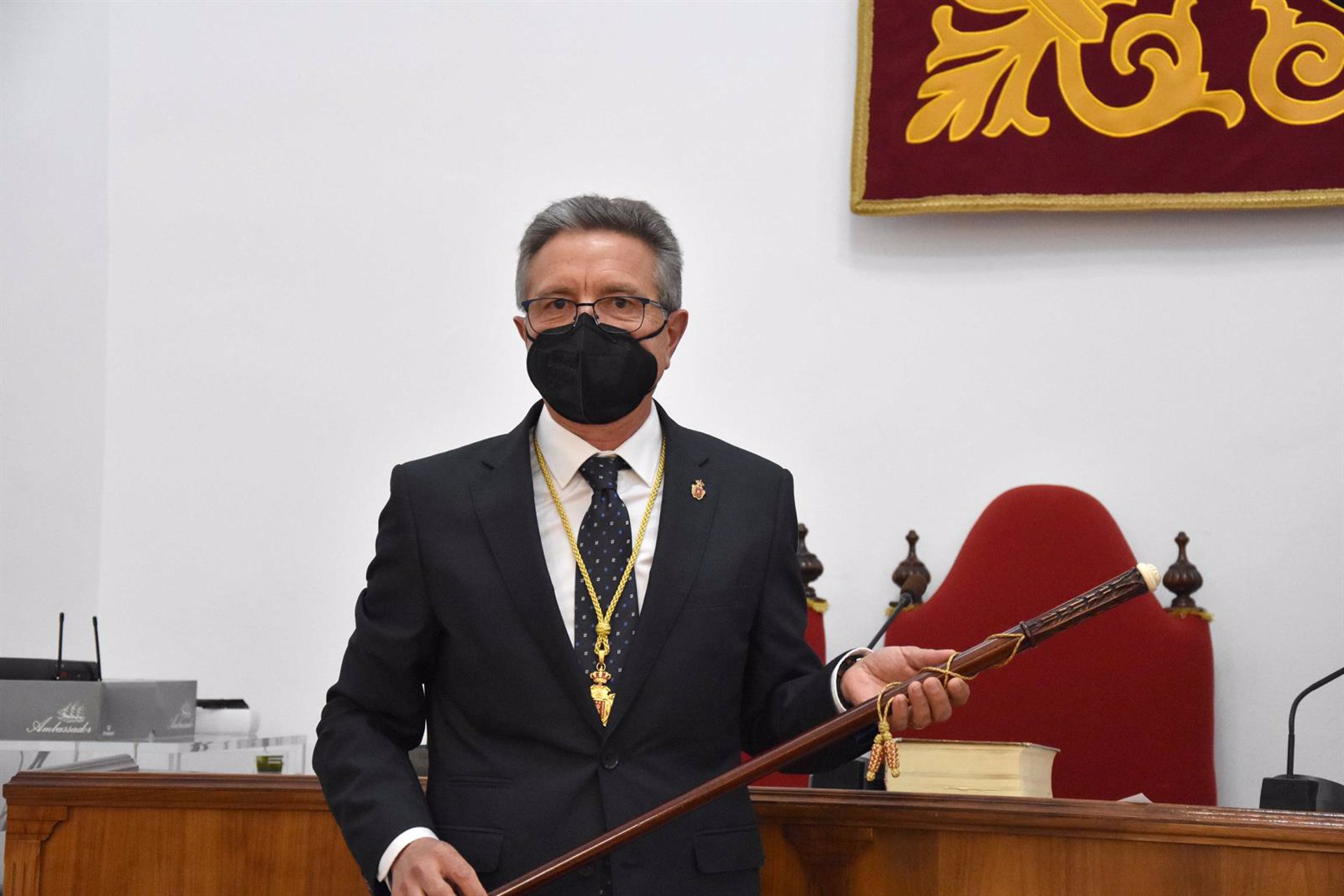 Toma posesión el nuevo alcalde de Baza, Manuel Gavilán en sustitución de Pedro Fernández, actual delegado de Gobierno