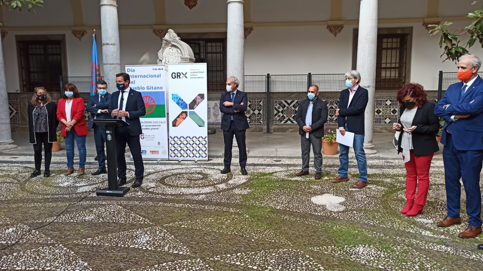 Granada celebra simbólicamente el Día Internacional de los Gitanos en el patio del Ayuntamiento