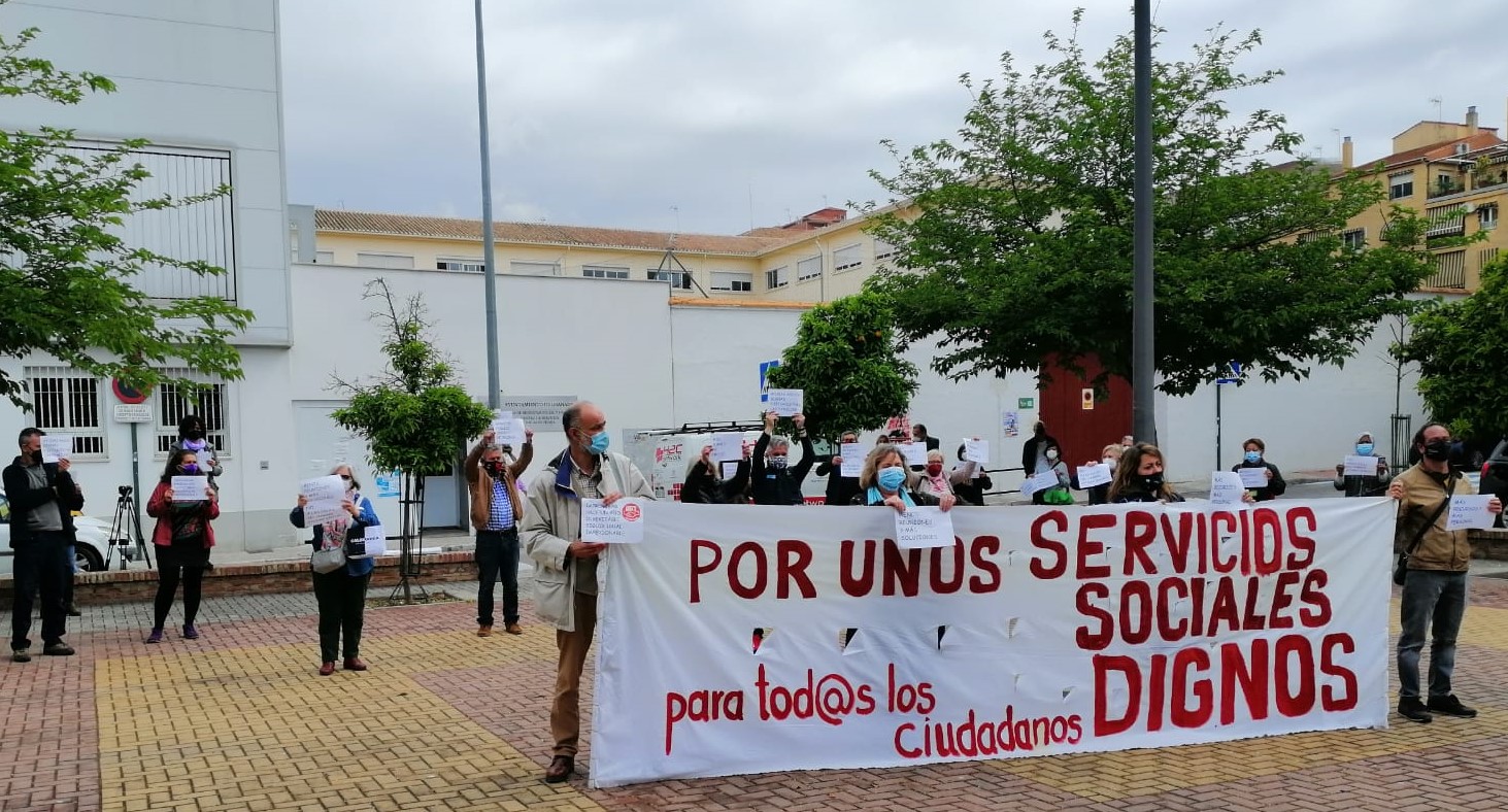 El personal de Servicios Sociales del Ayuntamiento se concentra para exigir más recursos y personal El personal de Servicios Sociales del Ayuntamiento se concentra para exigir más recursos y personal