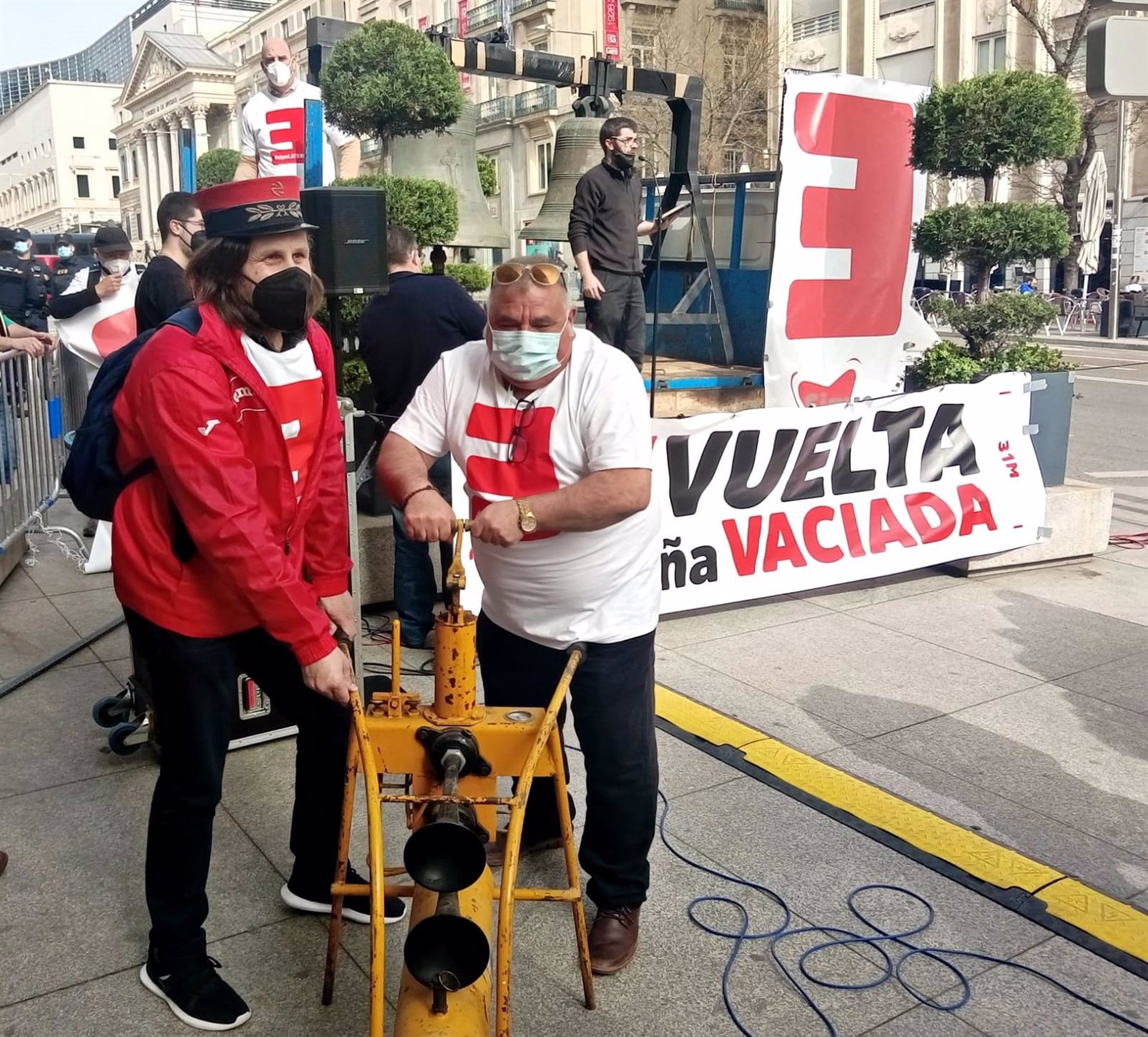 Piden la reapertura de la línea férrea Guadix-Baza en la protesta de la ‘España vaciada’ ante el Congreso