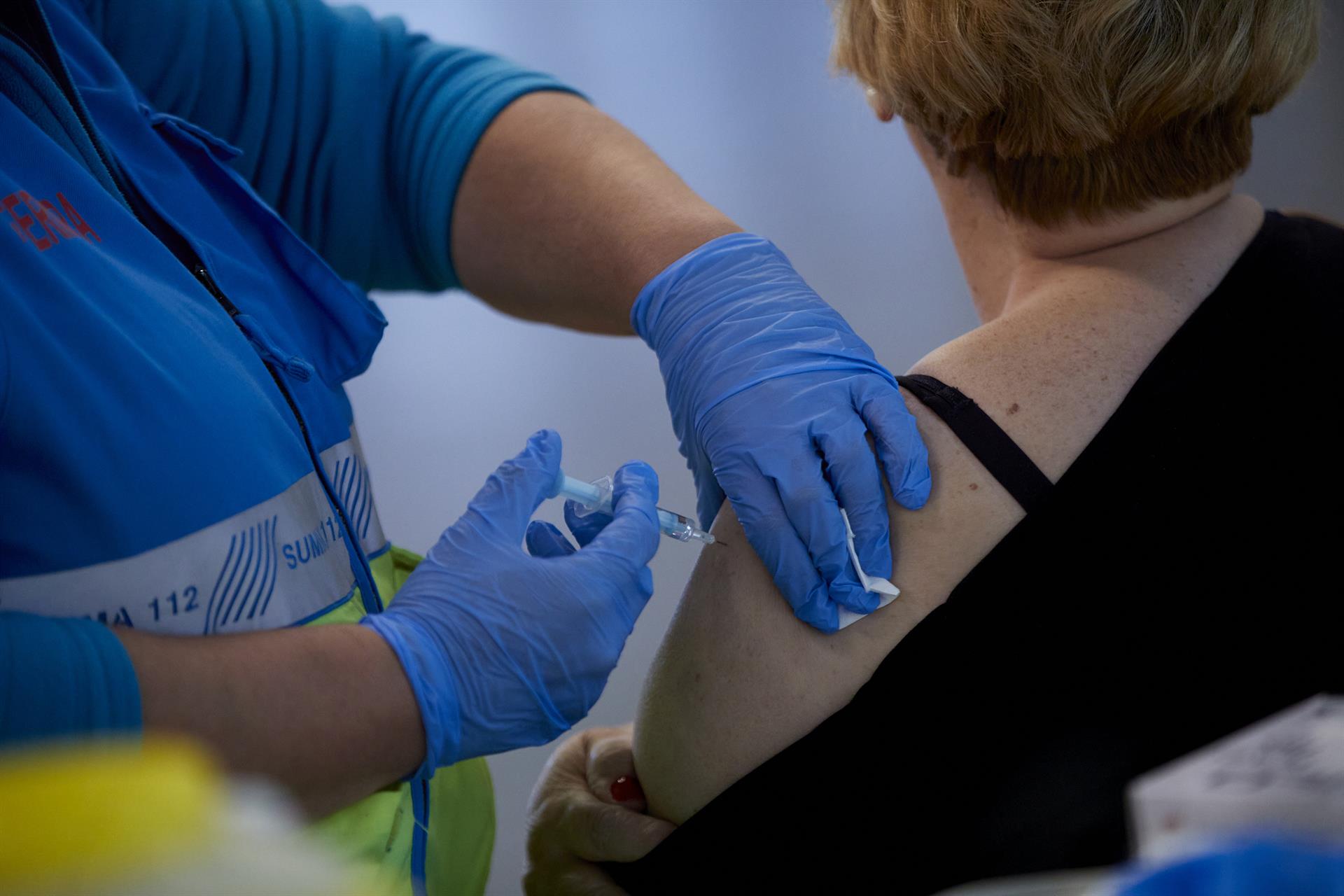 Sanidad rechaza poner la vacuna de AstraZeneca a voluntarios menores de 60 años