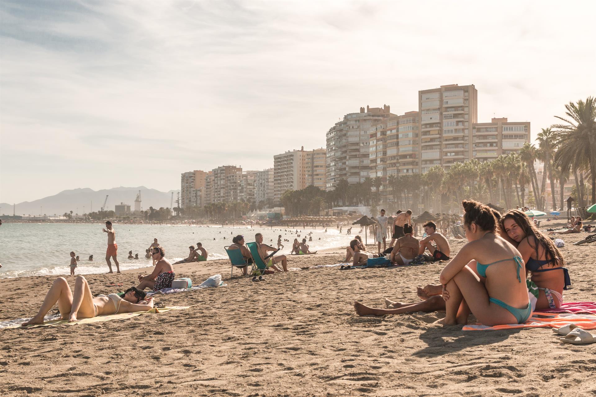 Andalucía rechaza y pide al Gobierno que rectifique la obligación de mascarilla «para tomar el sol» en la playa