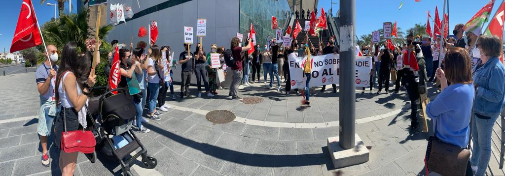 Los trabajadores de H&M continúan movilizándose contra el cierre de las tiendas en Granada