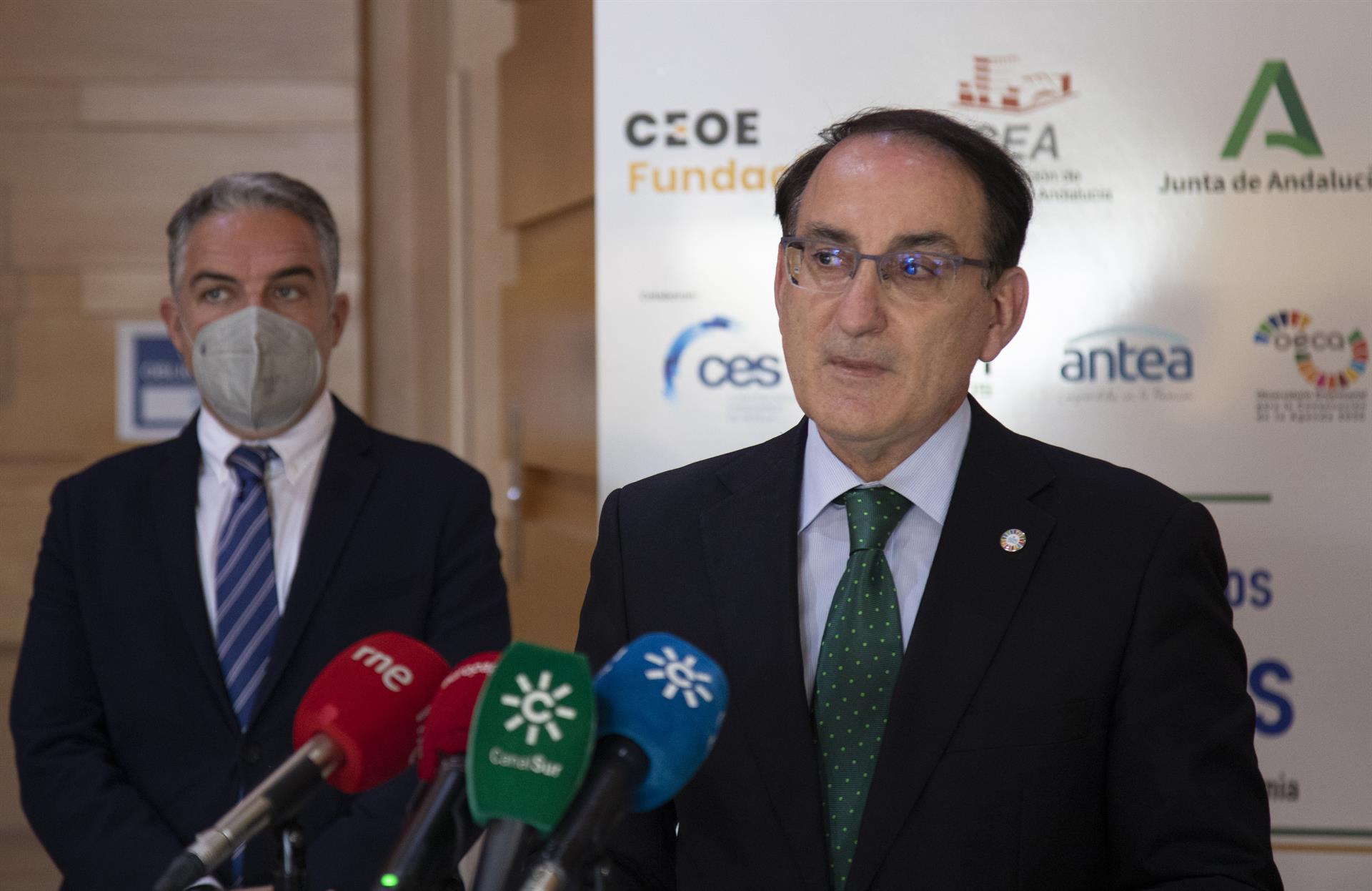 La Junta ultima un acuerdo para que las empresas andaluzas puedan vacunar frente a la Covid a sus trabajadores