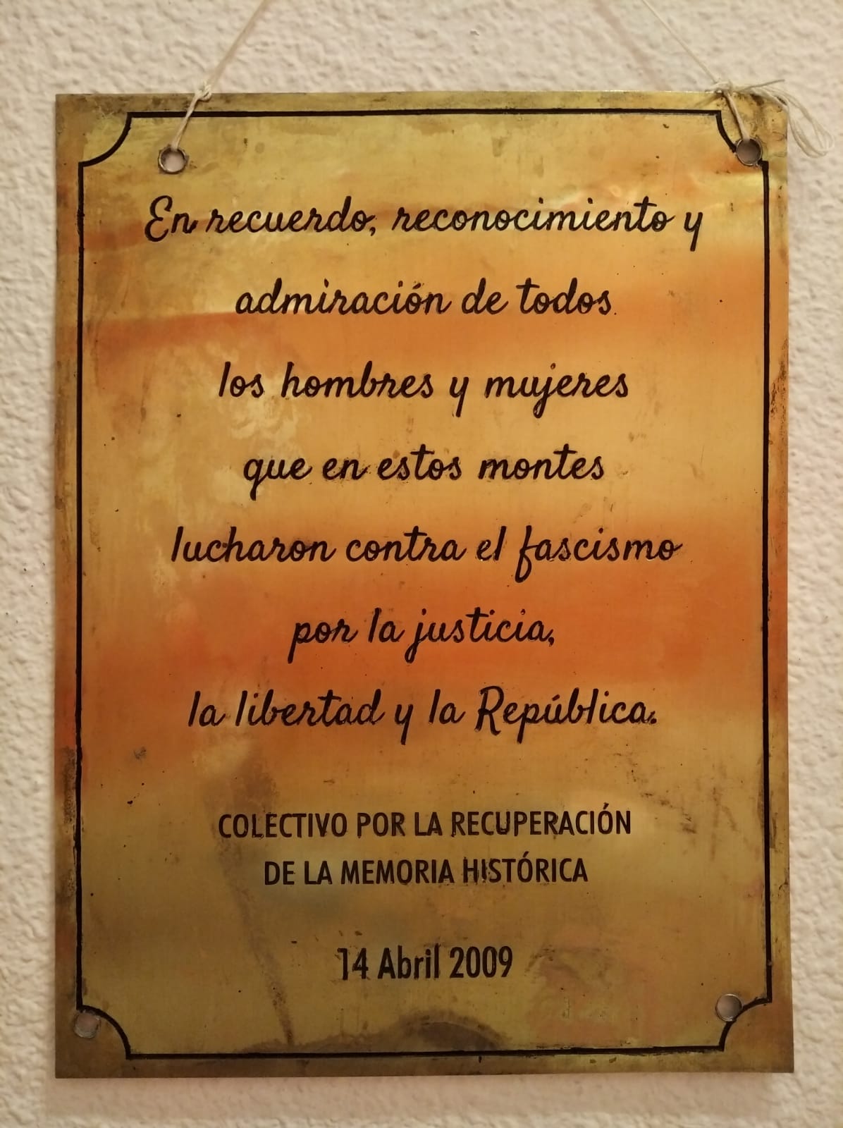 IU coloca en la Sierra de Moclín una placa en conmemoración a los maquis de Granada
