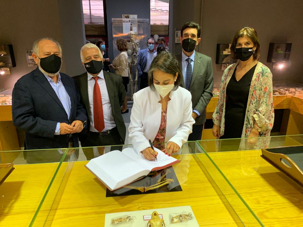 IES Padre Suárez inaugura su Museo de Ciencias con más de 10.000 piezas