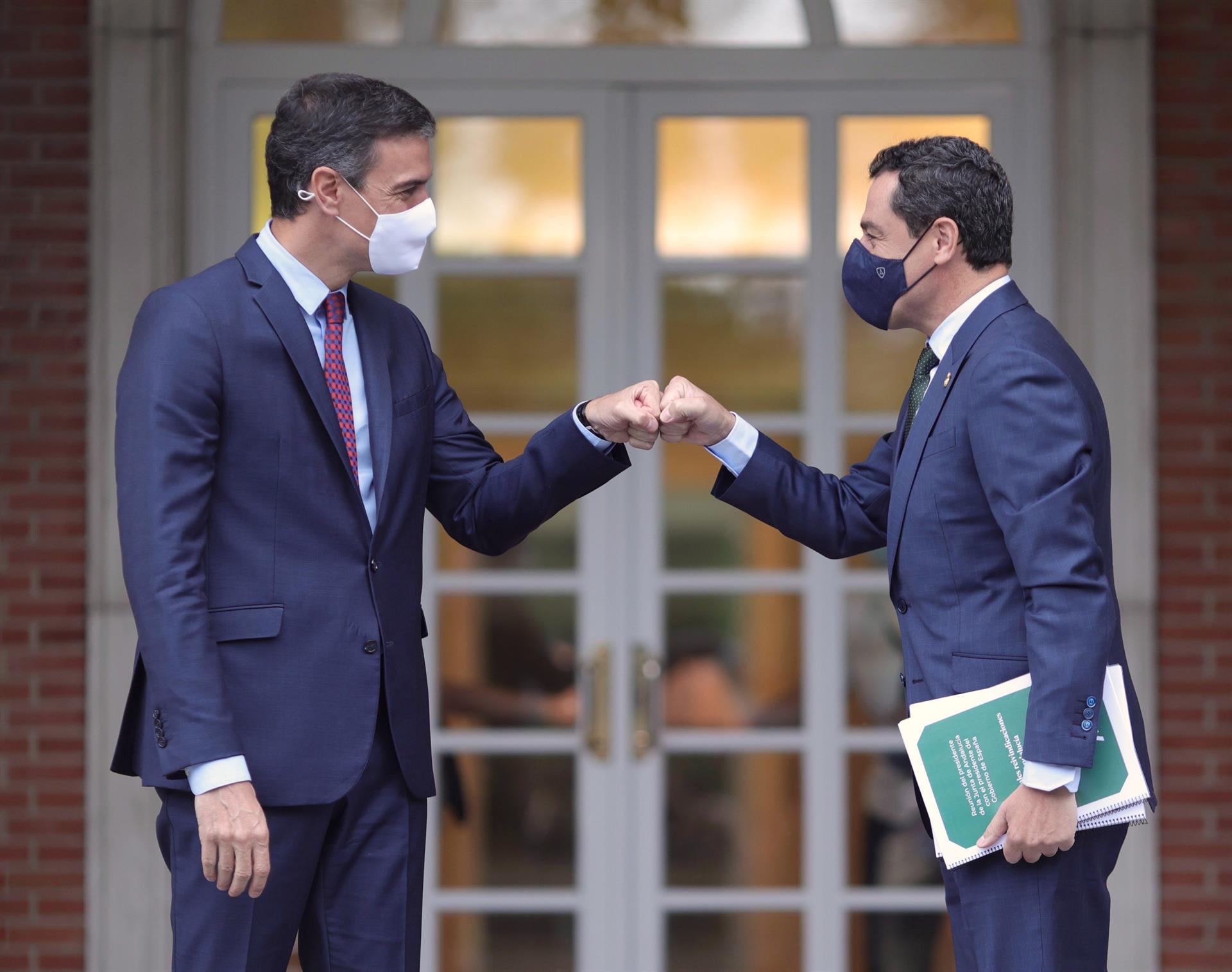 Moreno urge a Sánchez la mesa bilateral Estado-Andalucía y compensar un déficit de 10.835 millones en financiación