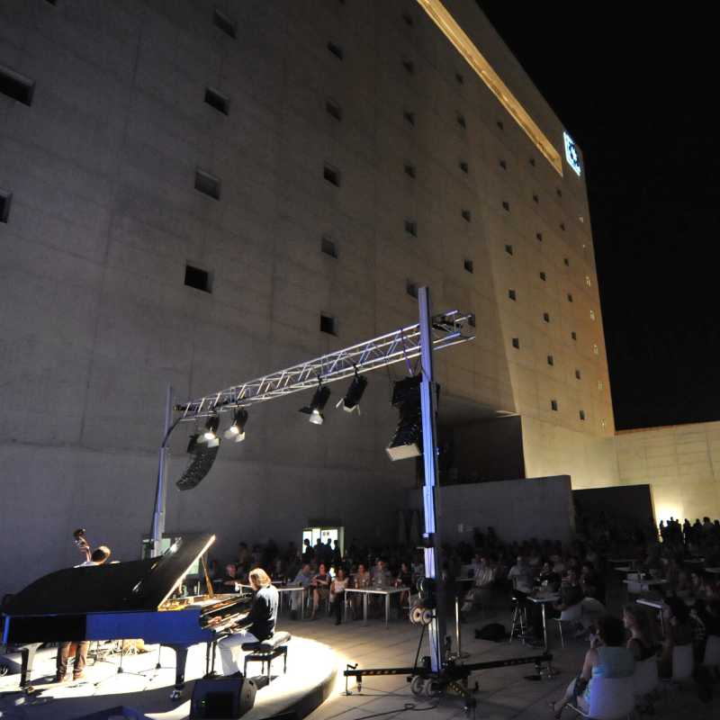 Vuelve el cine y el jazz en directo a la Plaza de las Culturas del Centro Cultural CajaGranada