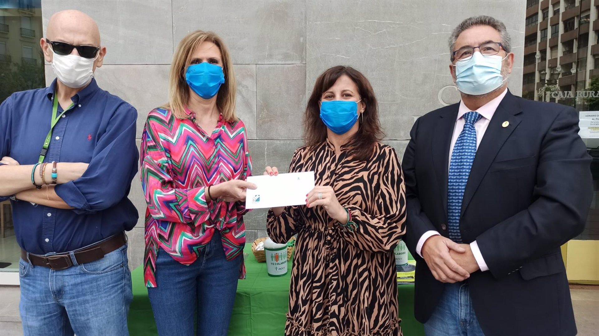 Fundación Caja Rural dona 5.000 euros en la cuestación de la Asociación Española contra el Cáncer