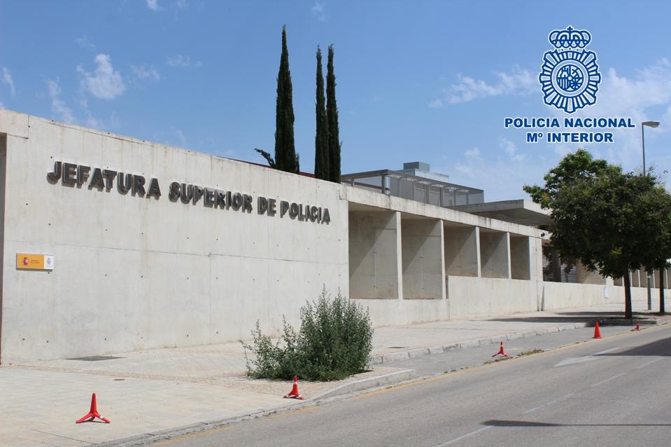 Detienen a un empresario por estafar 200.000 euros a través de tarjetas de clientes usadas para alquilar sus apartamentos Detienen a un empresario por estafar 200.000 euros a través de tarjetas de clientes usadas para alquilar sus apartamentos