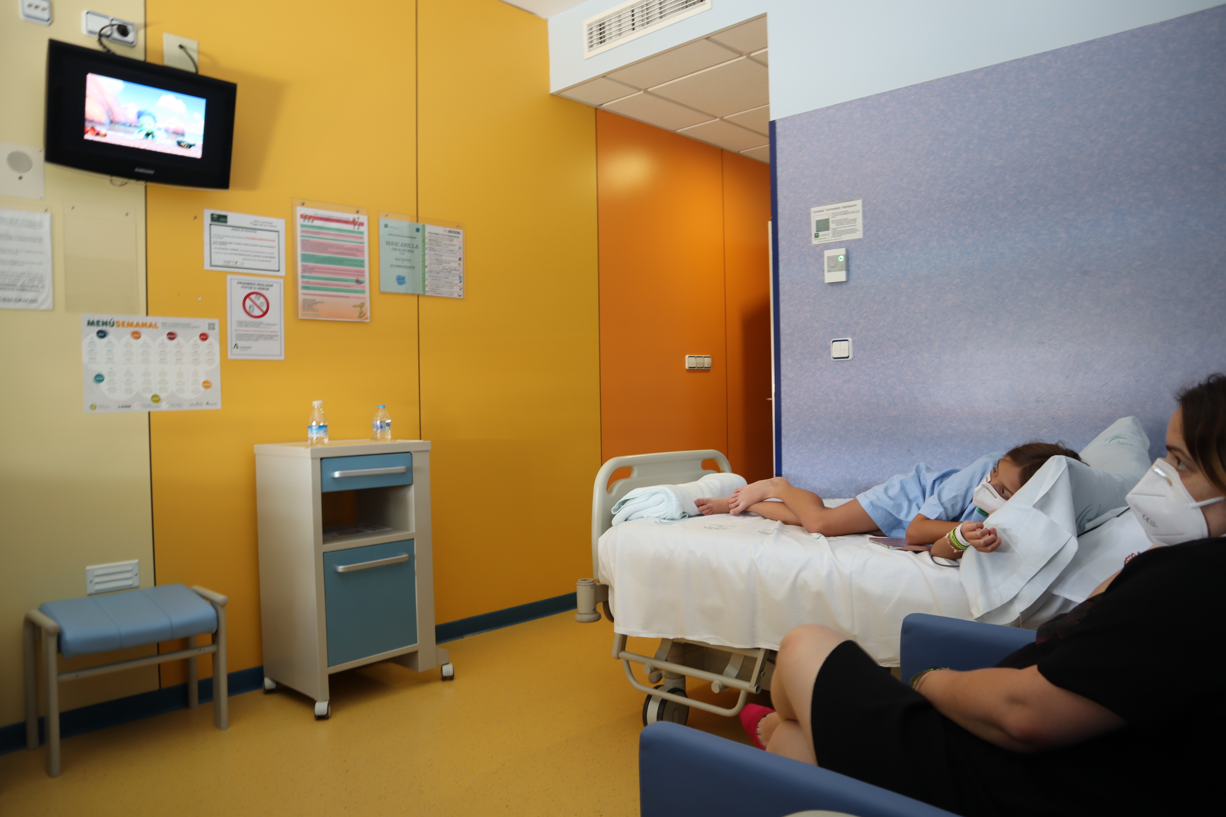 El Hospital Virgen de las Nieves estrena la película ‘Luca’ para los peques hospitalizados