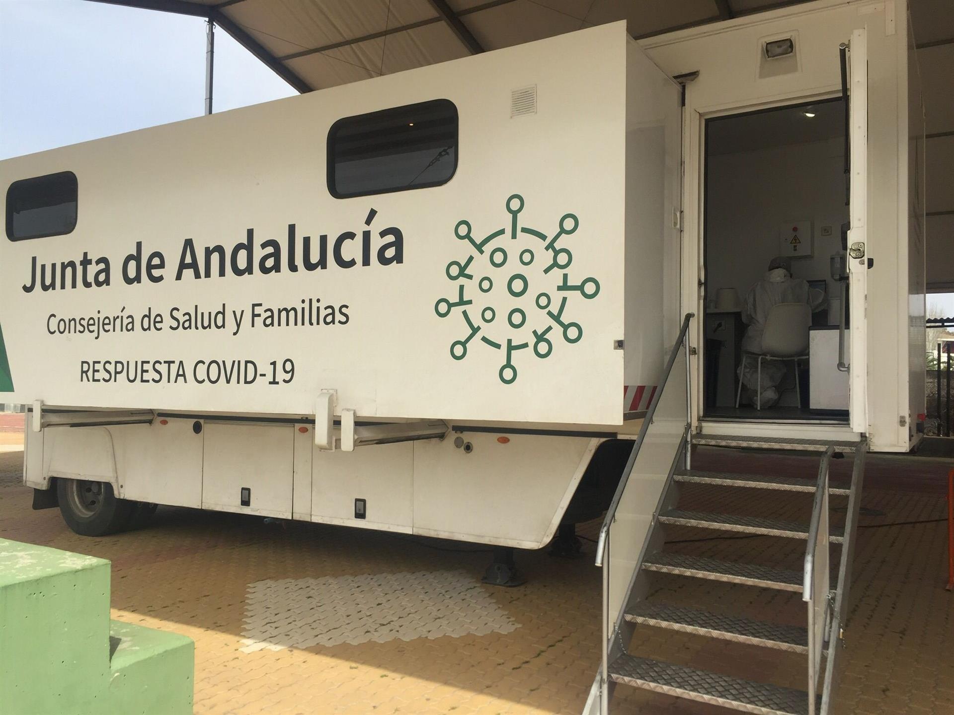 Andalucía mantiene sin cambios su tasa en 29,8 y suma 227 contagios y cuatro fallecidos en 24 horas