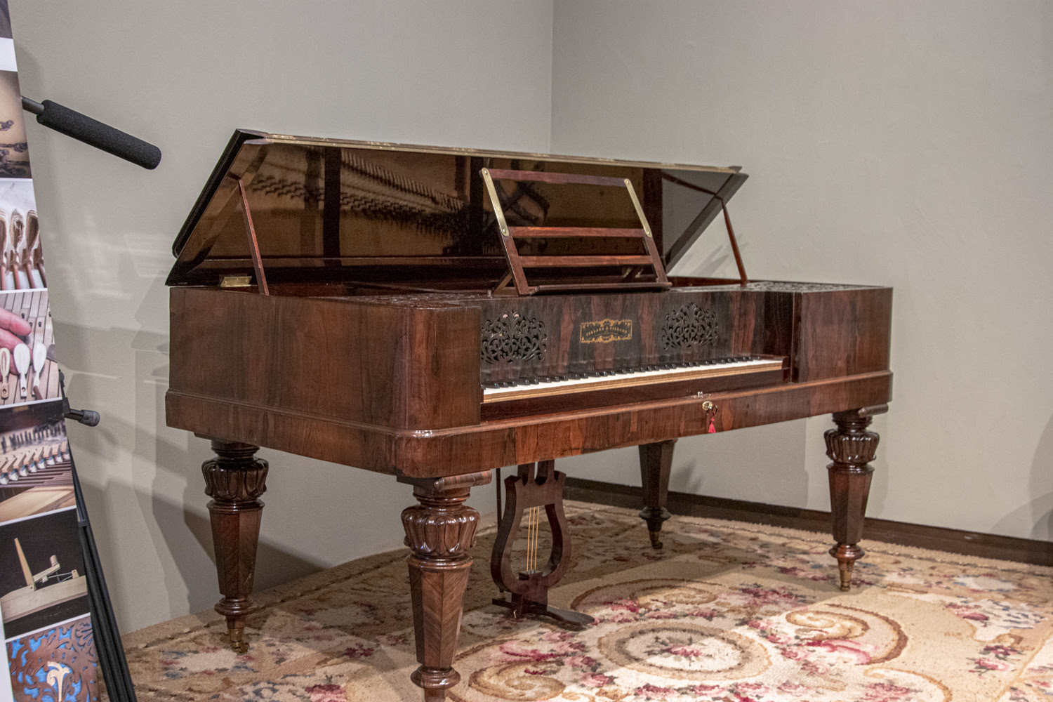 La Universidad de Granada restaura un piano de mesa del siglo XIX y lo expone en el Hospital Real