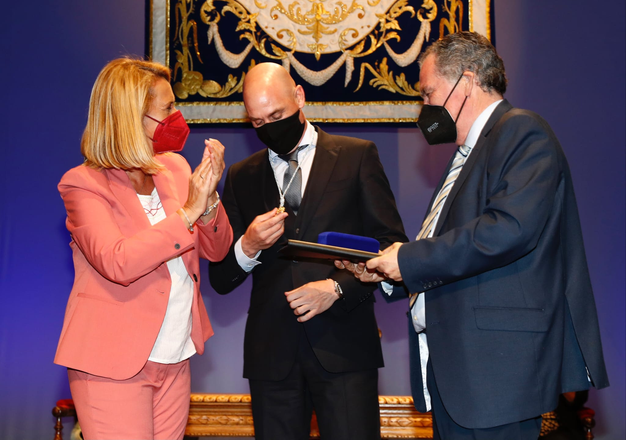 Rubiales recibe la Medalla de oro de Motril, que agradece a su familia y a todos los motrileños