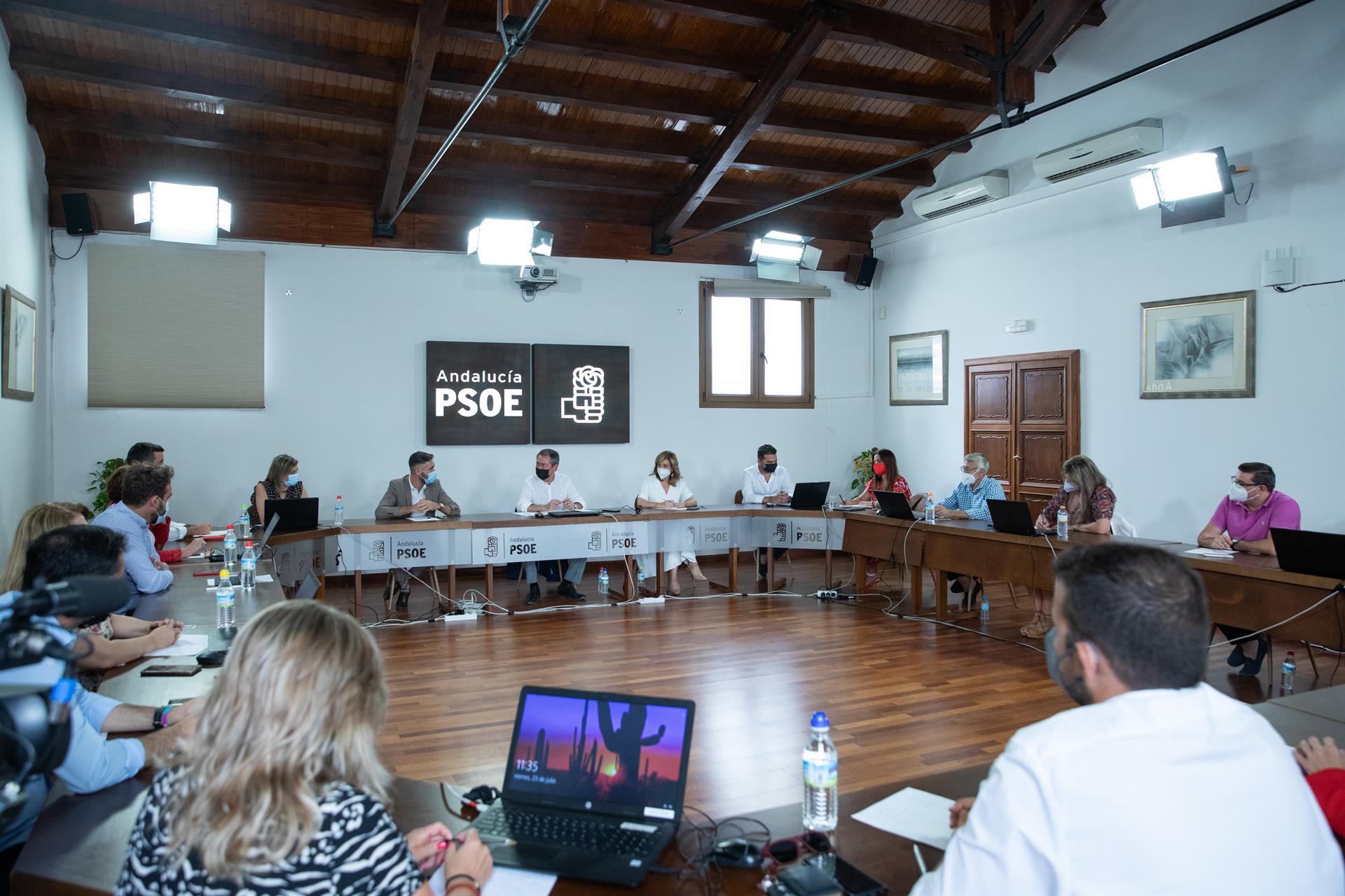 Espadas incluye a ocho alcaldes y cuatro ediles en el equipo de 21 personas para captar propuestas para el PSOE-A