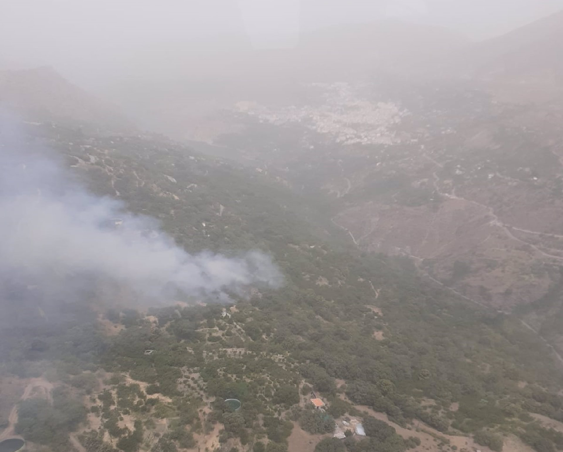 Declarado un incendio en Güéjar Sierra y movilizados cuatro medios aéreos y 60 efectivos