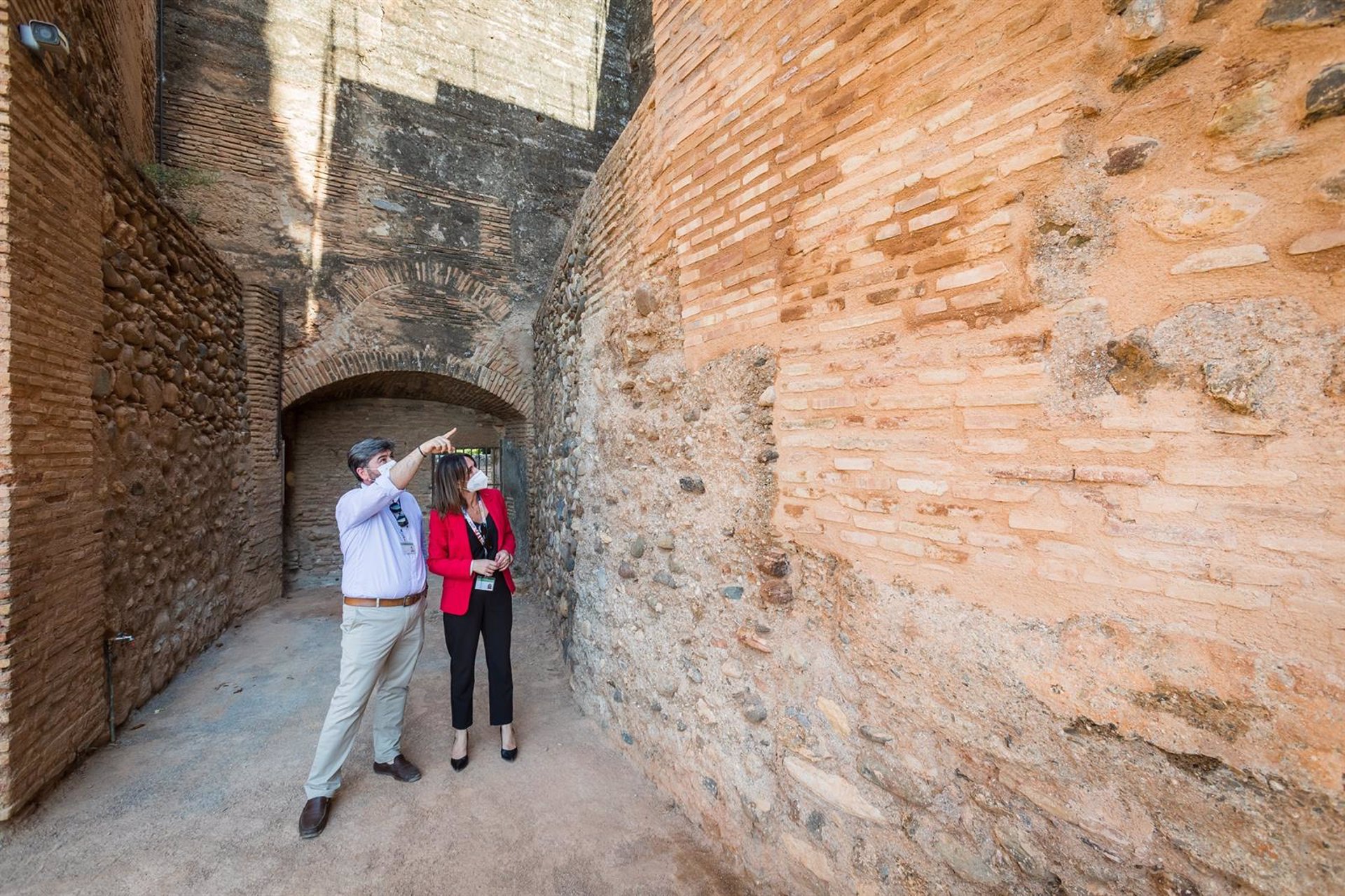 La Alhambra restaura los muros de la Torre del Adarguero de la Alcazaba