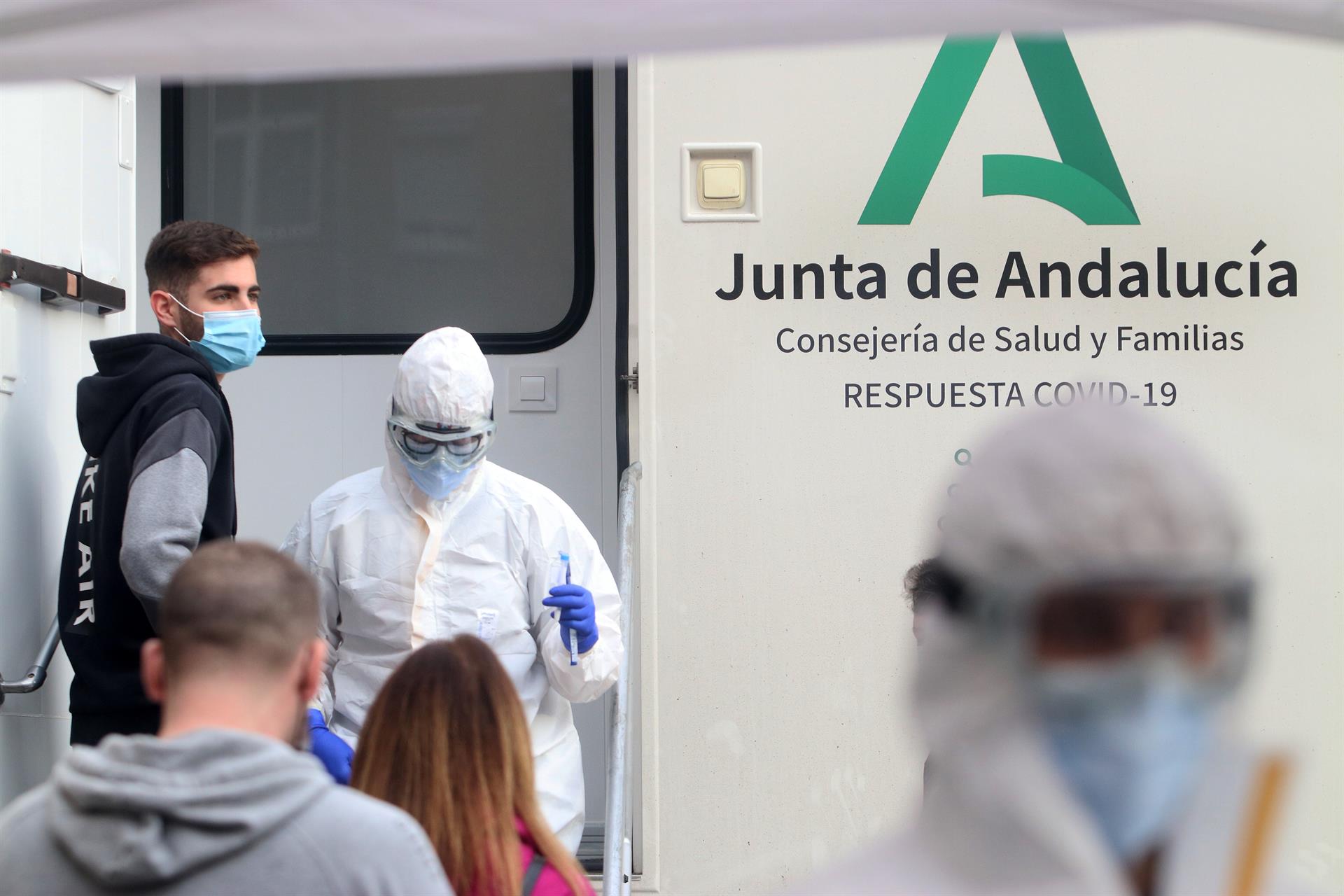 Andalucía suma 5.099 positivos, la peor cifra de la semana, ocho muertes y la tasa sube hasta 568