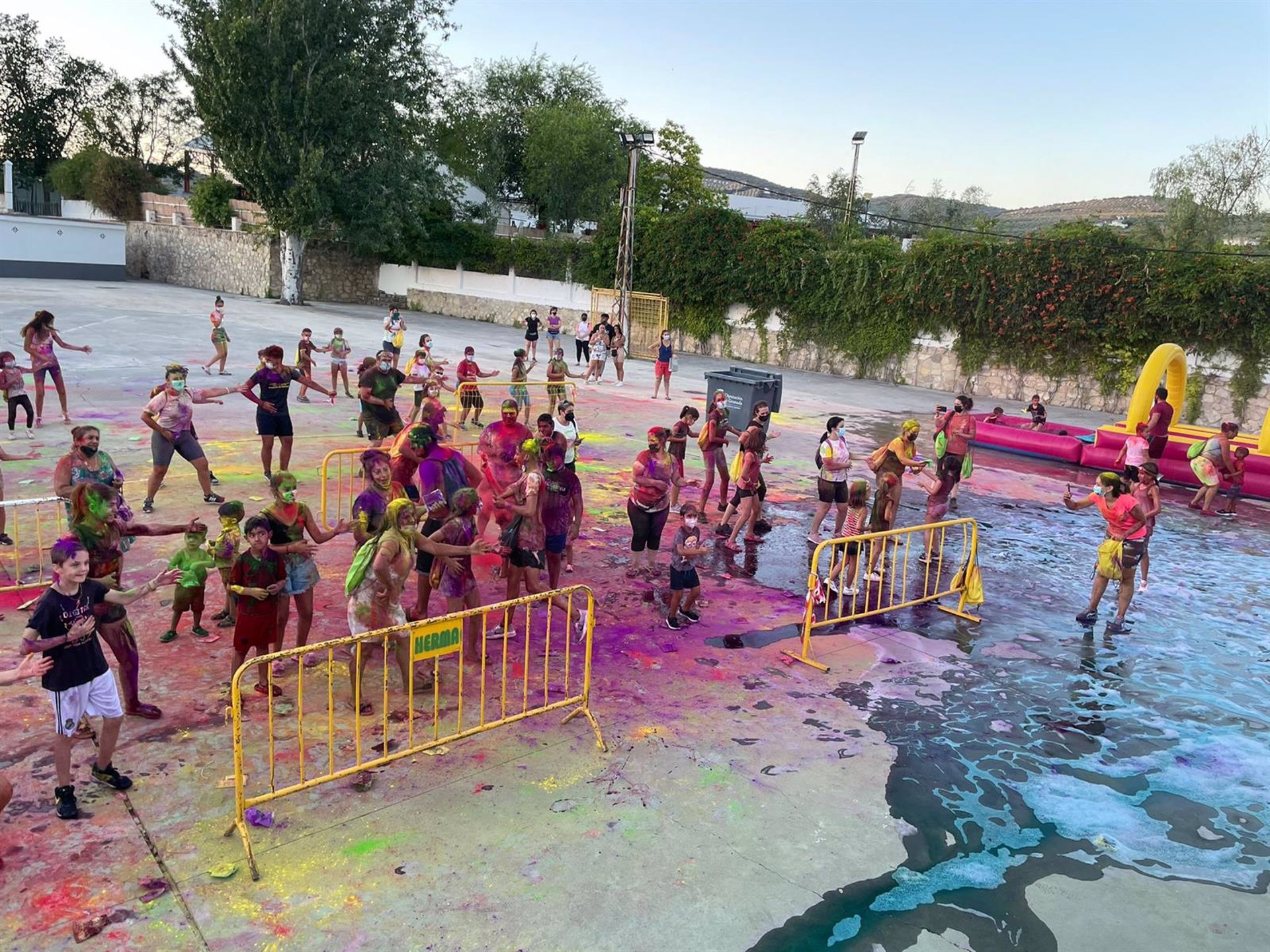 Un centenar de jóvenes de Montefrío hace una carrera de colores con protocolo anticovid