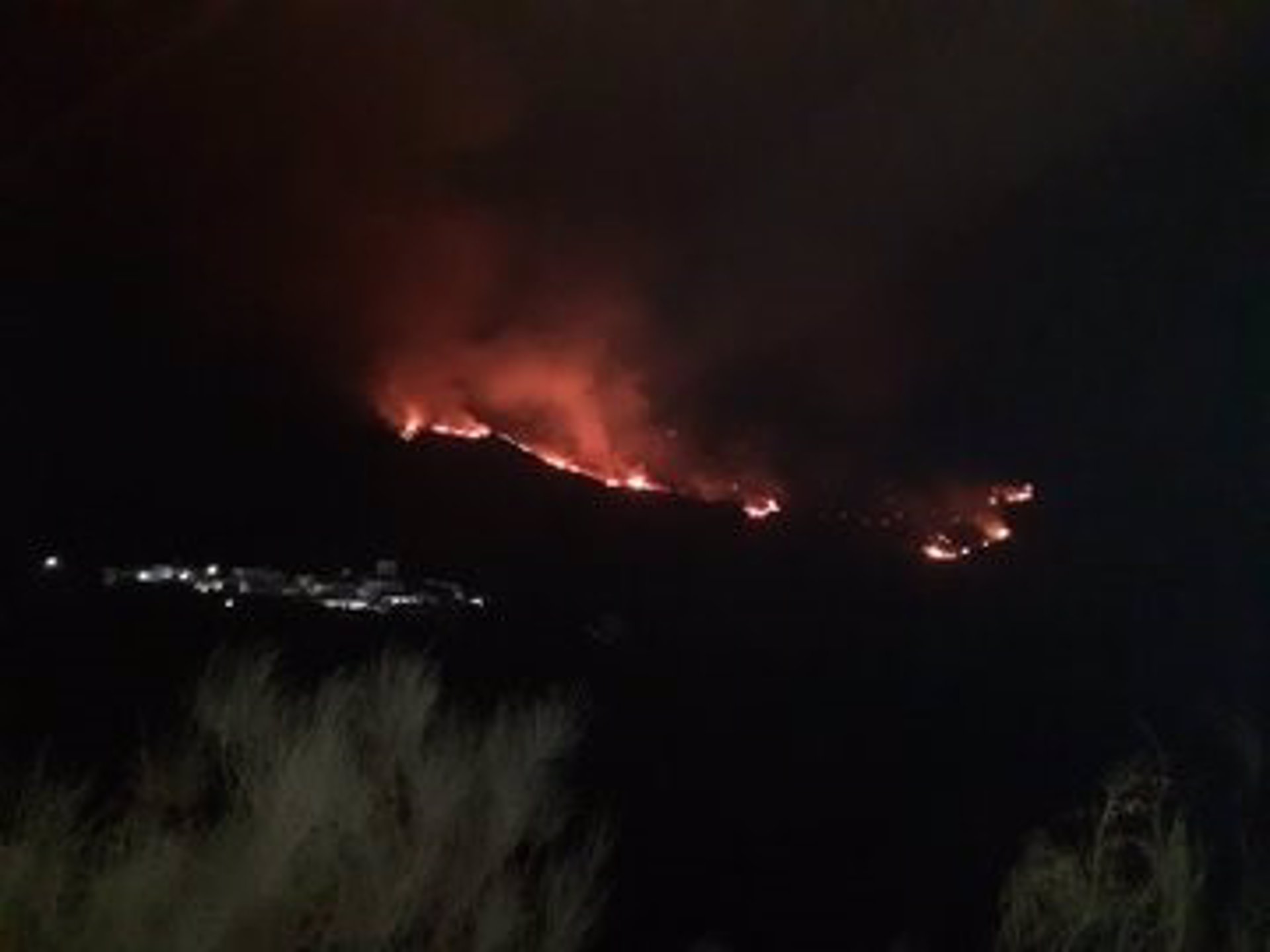 Controlado el incendio forestal en Almegíjar tras la incorporación de medios aéreos