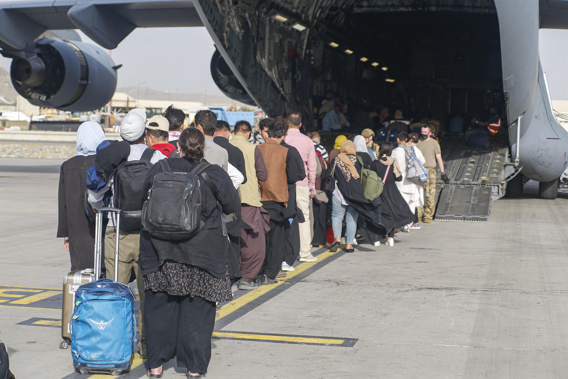 Aterriza en Rota el primer vuelo estadounidense con 400 afganos evacuados