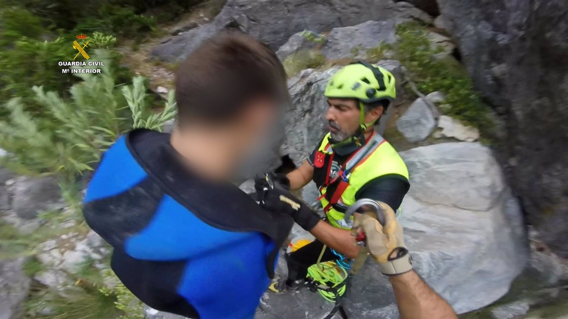 La Guardia Civil rescata a cinco menores que se habían quedado embarrancados en el río Verde