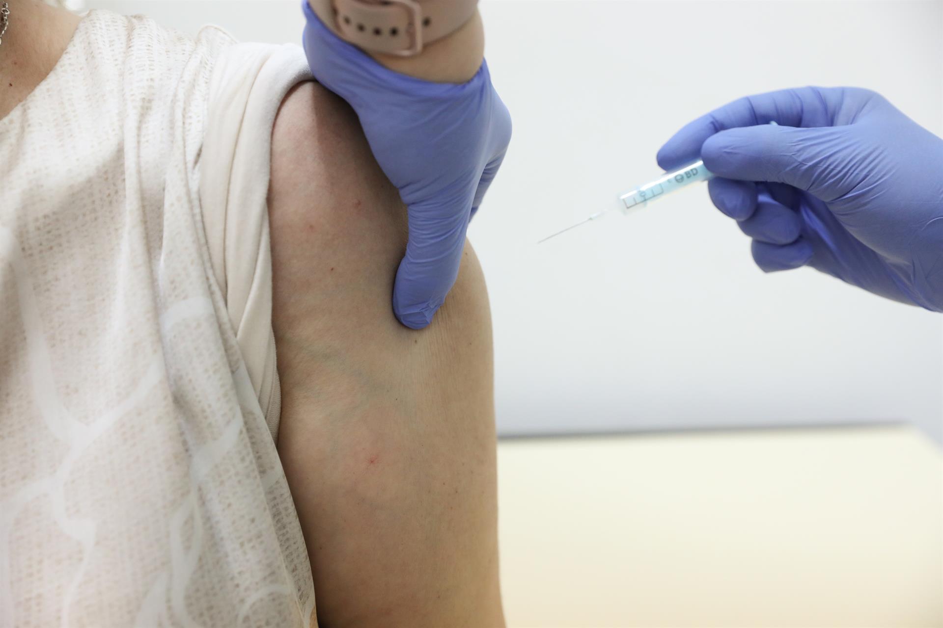 El 74,5% de andaluces mayores de 12 años tienen la pauta completa de vacunación, con 102.274 dosis en un día