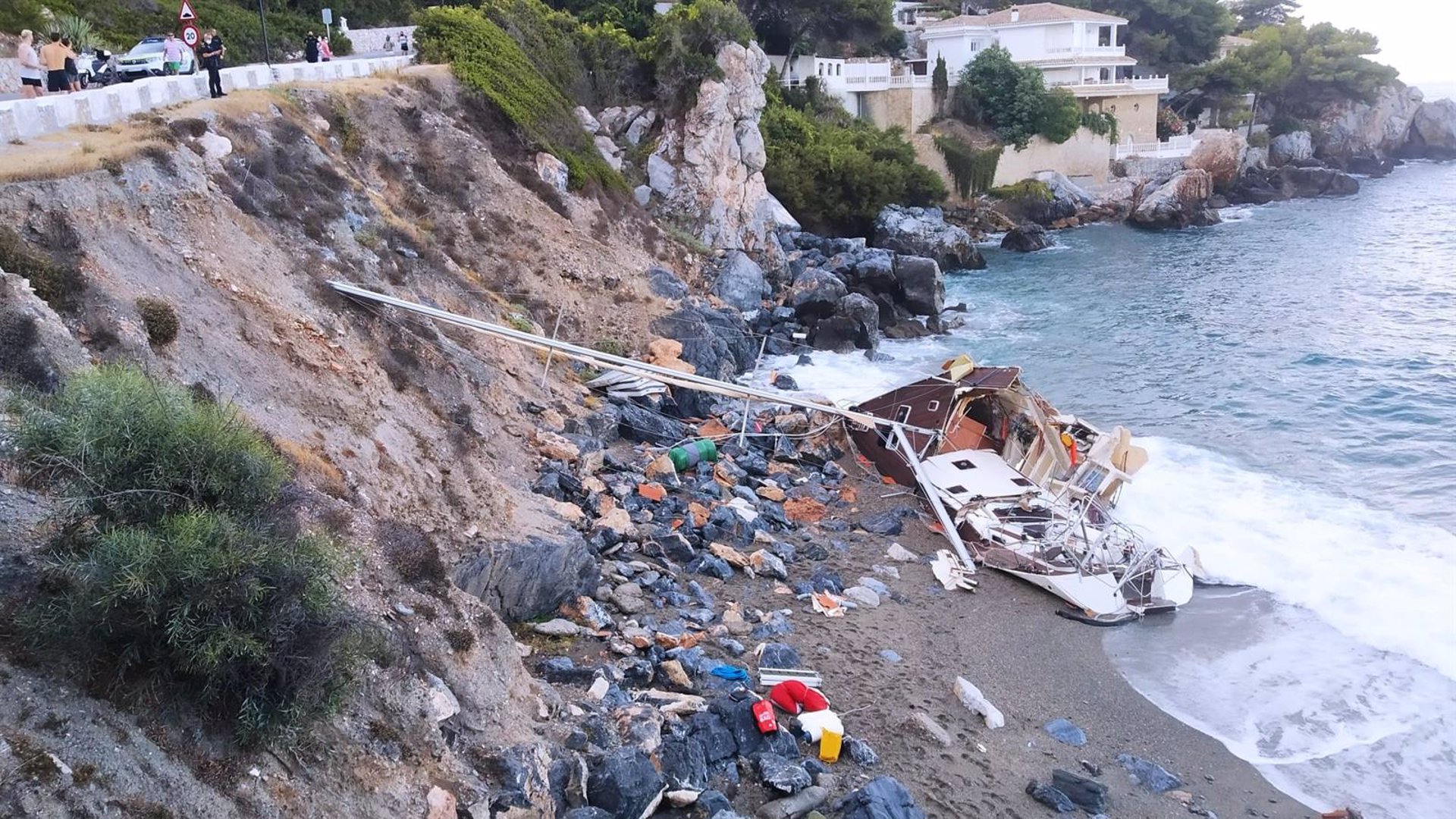 Comienzan a retirar los restos del velero encallado y partido en dos en una playa de La Herradura