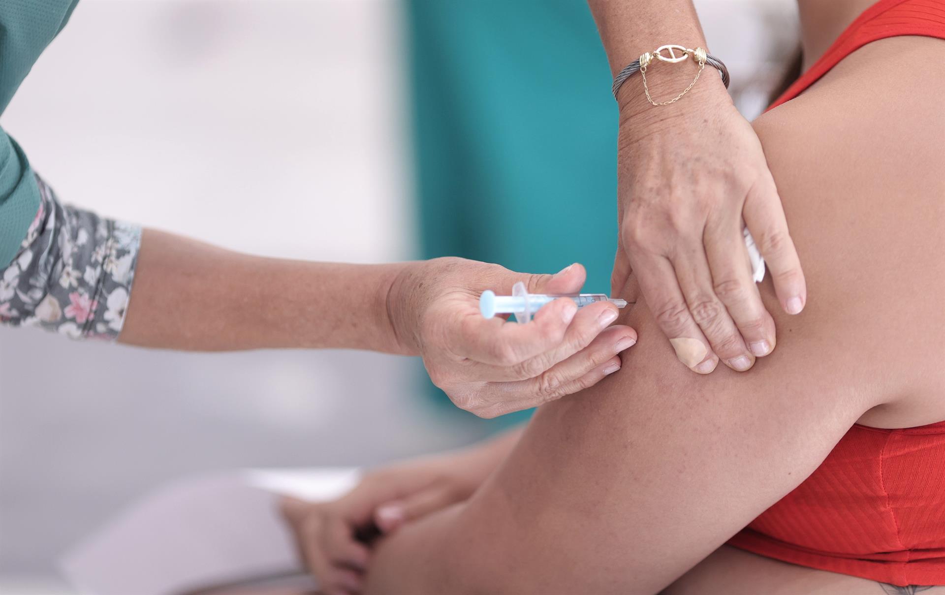 Andalucía vacuna a 461.929 personas esta semana, 126.907 menos que la anterior