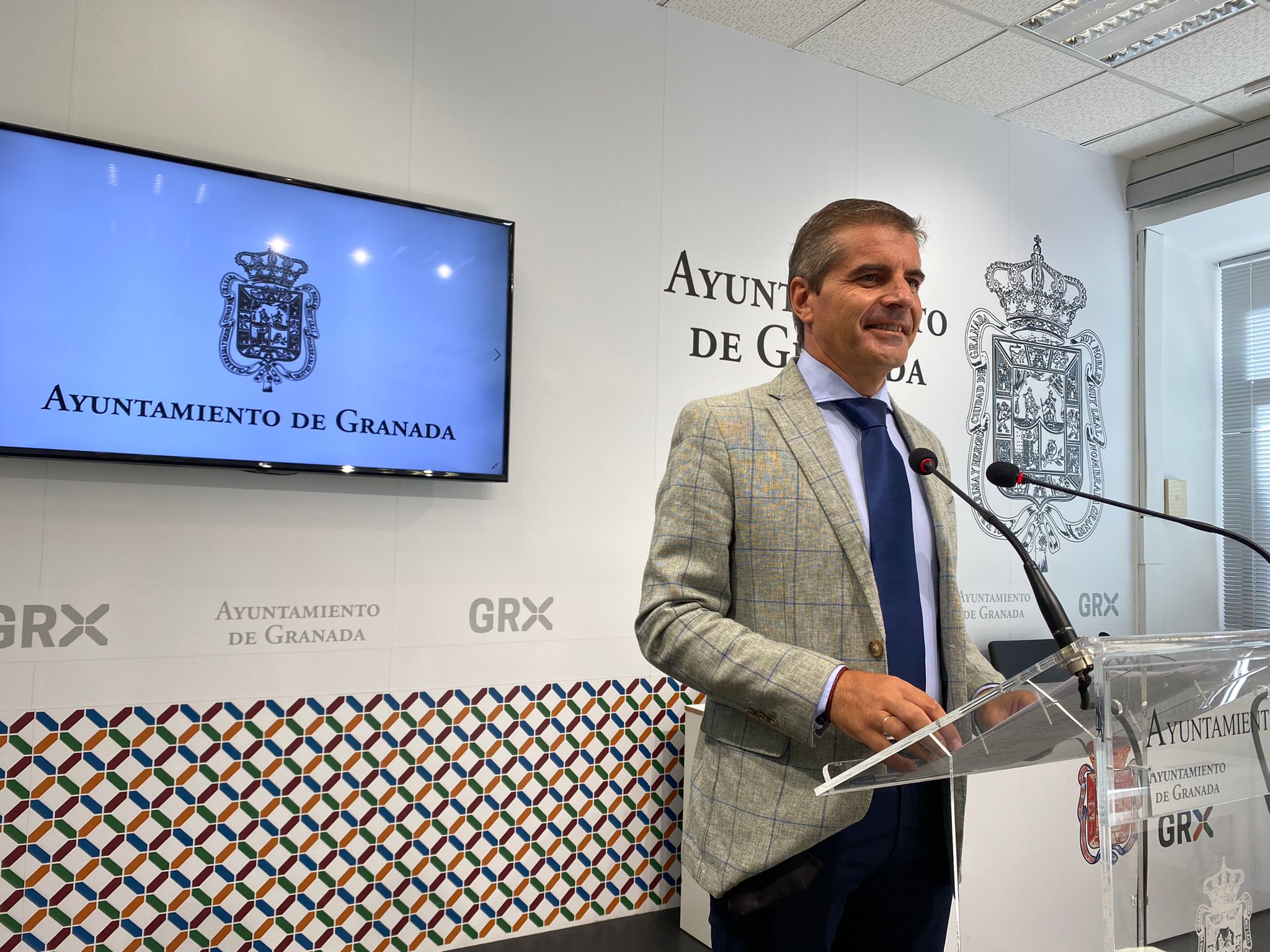 César Díaz (PP) mantiene que el alcalde bloquea “el avance de Granada desoyendo a los empresarios”