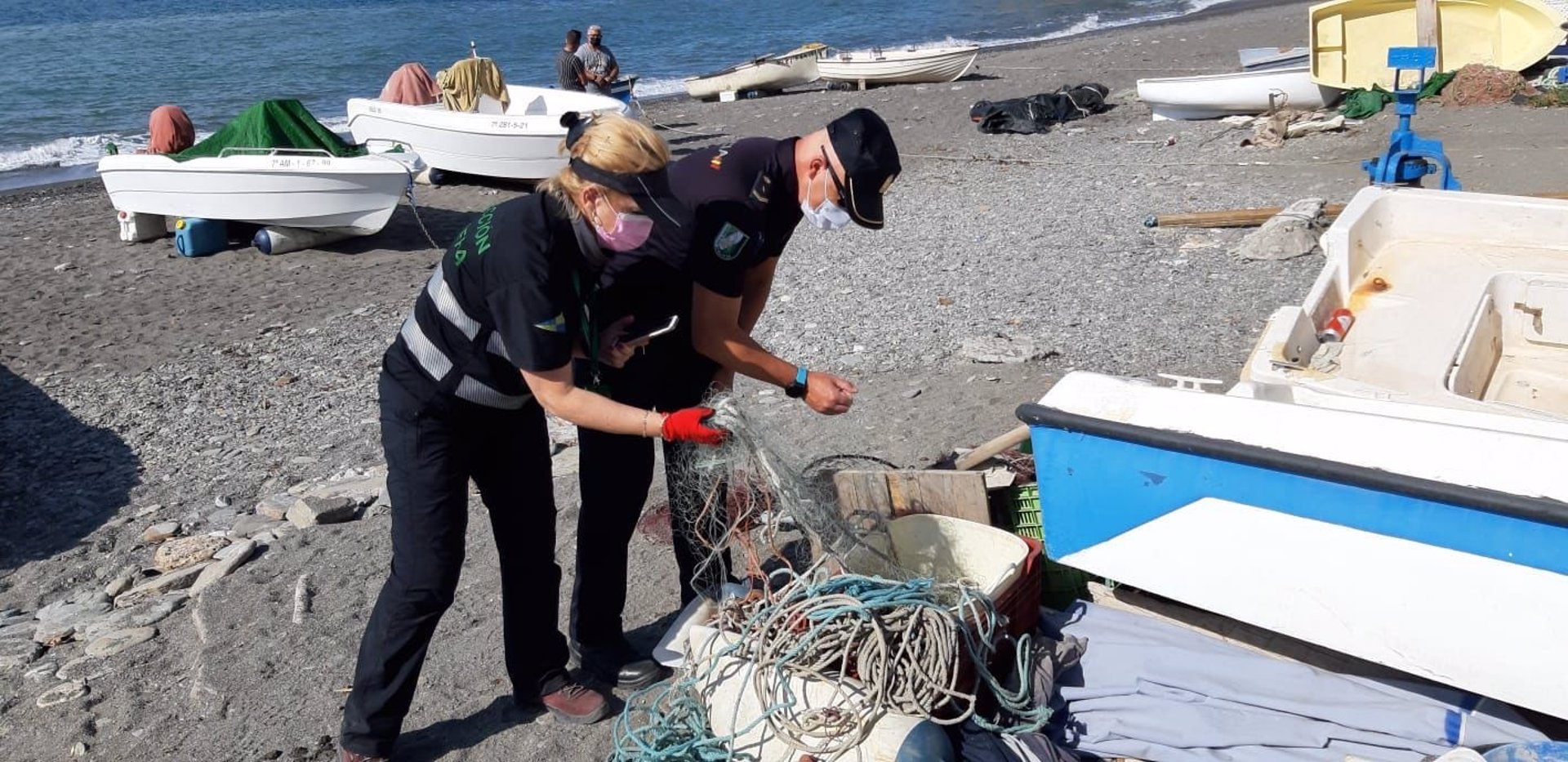 Decomisados 2.200 kilos de redes y varias embarcaciones en una operación contra la pesca furtiva