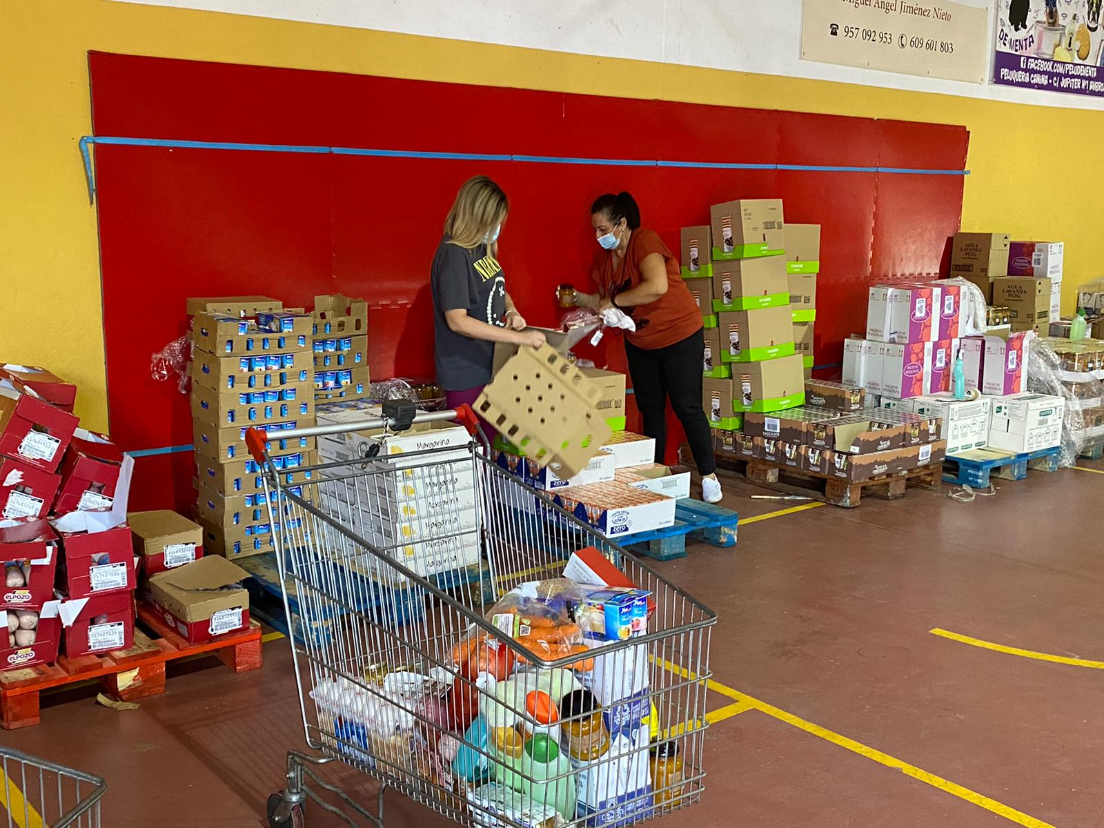 Vegas del Genil realiza un reparto especial de alimentos por la ‘vuelta al cole’ entre las familias más necesitadas