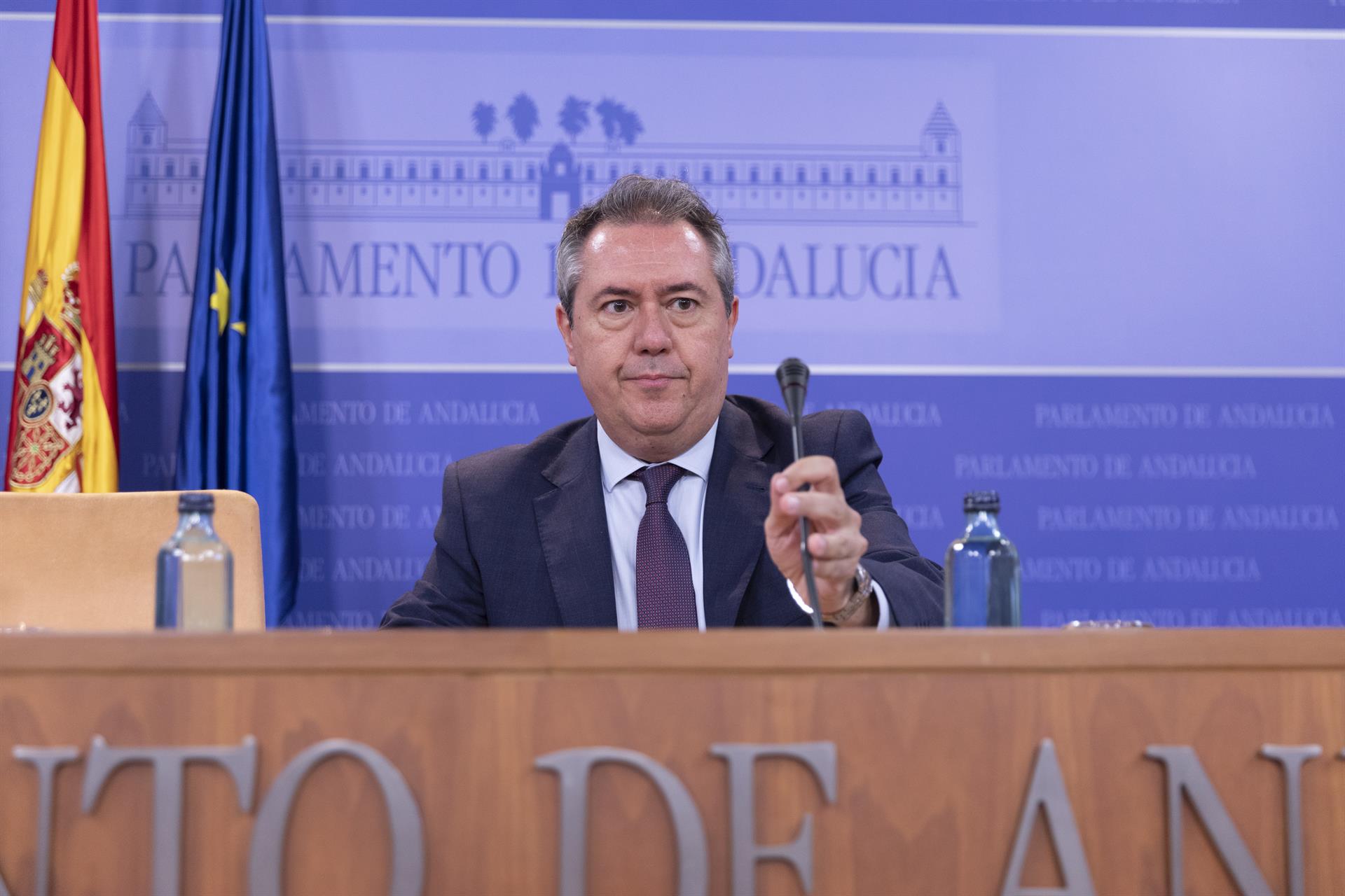 Juan Espadas toma posesión de su cargo como senador al acatar la Constitución en la sesión plenaria