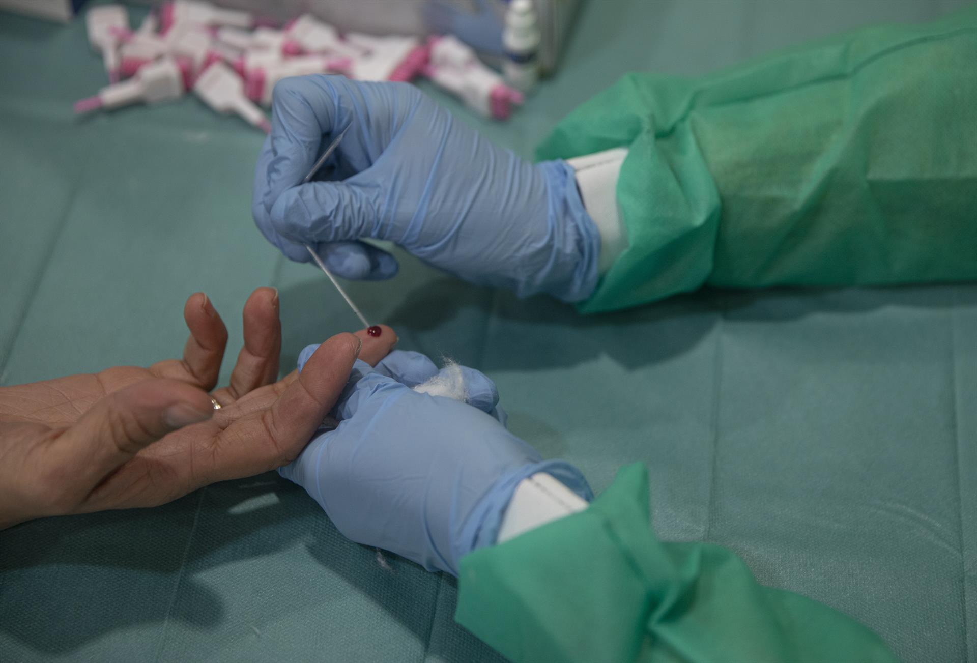 Andalucía suma más de 9.000 contagios y 38 fallecidos en tres días y los hospitalizados bajan 23 hasta 588