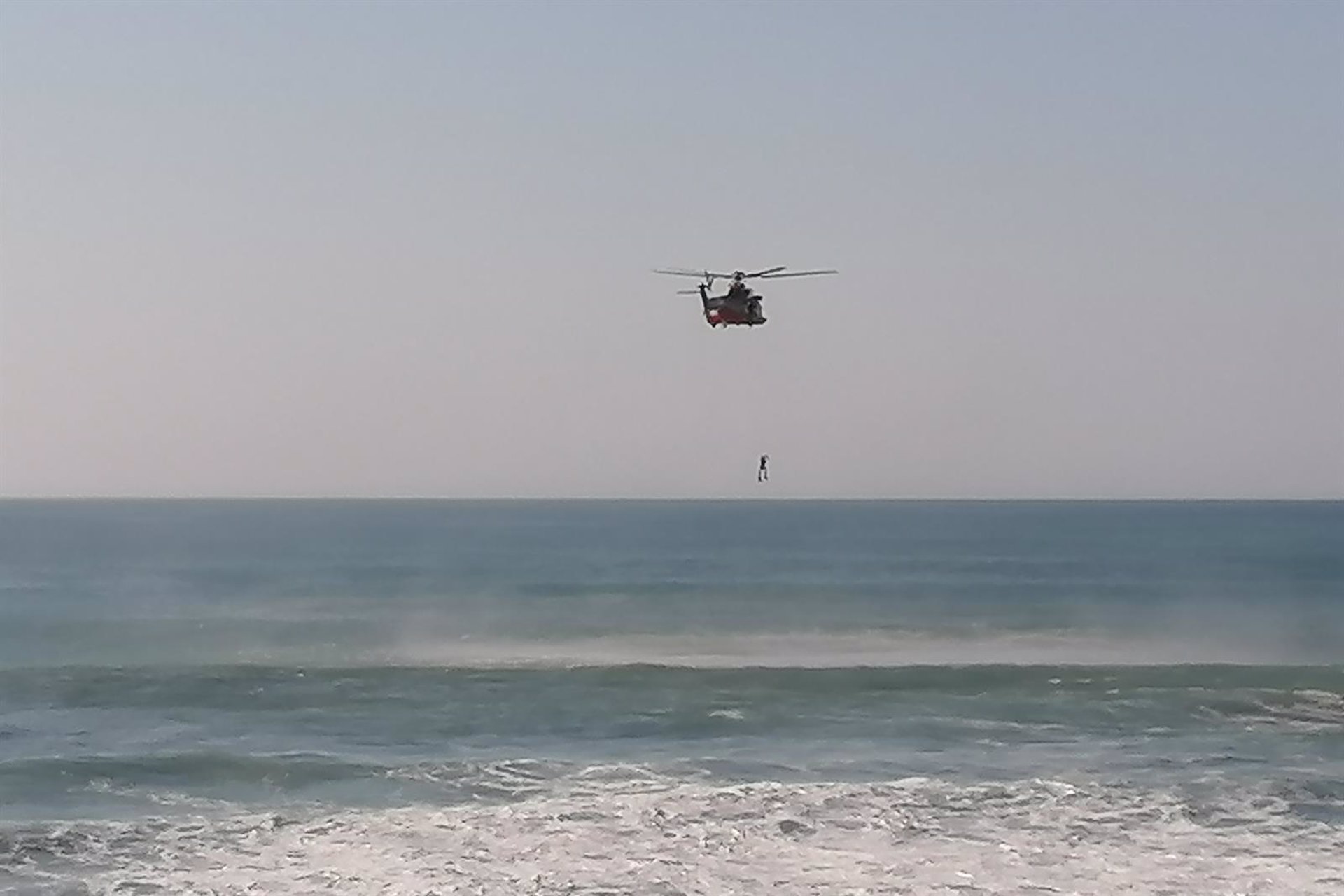 Rescatado un joven atrapado en unas rocas a cien metros de la orilla de una playa de Motril