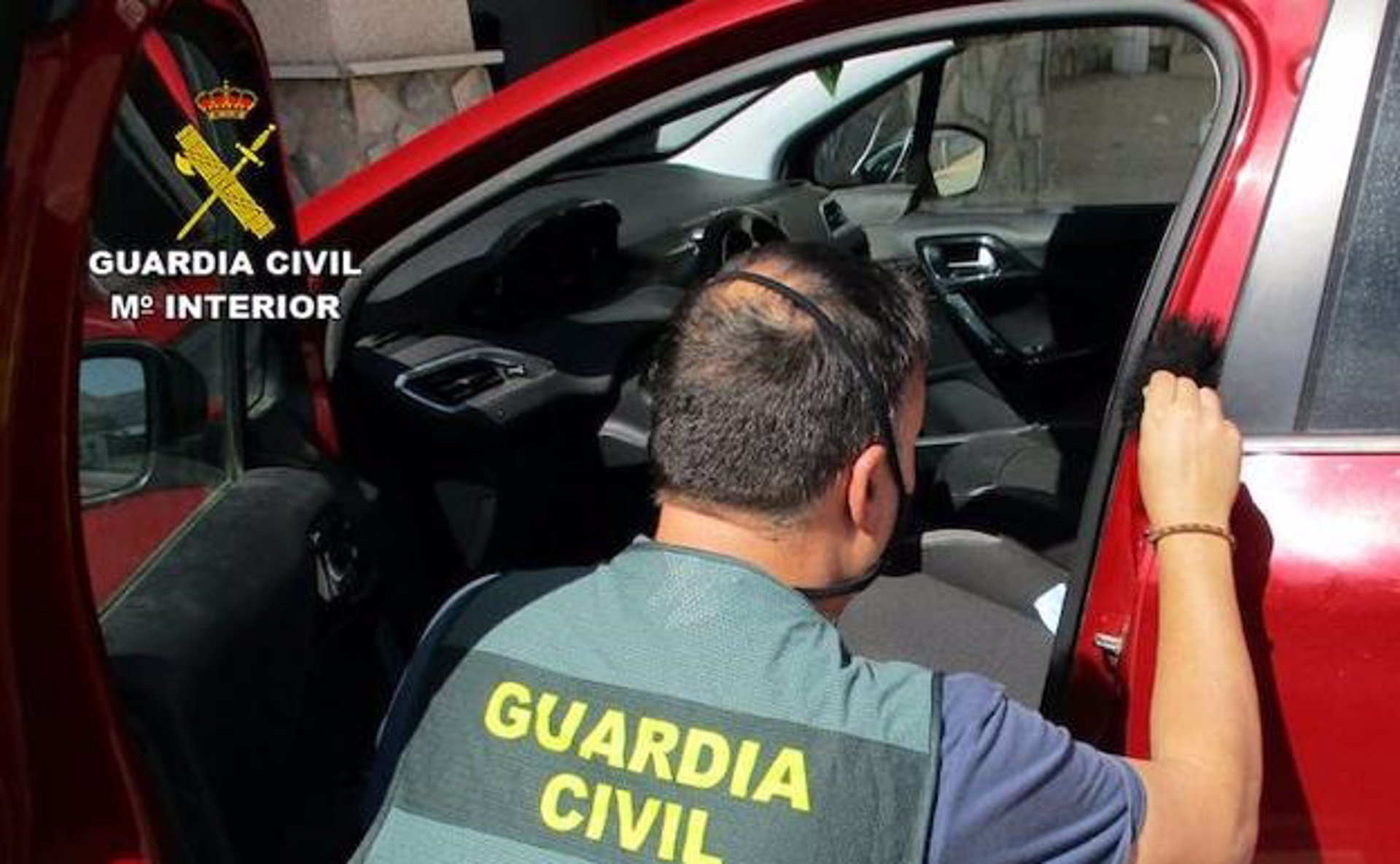Detenida una mujer en Órgiva acusada de nueve robos en interior de vehículos