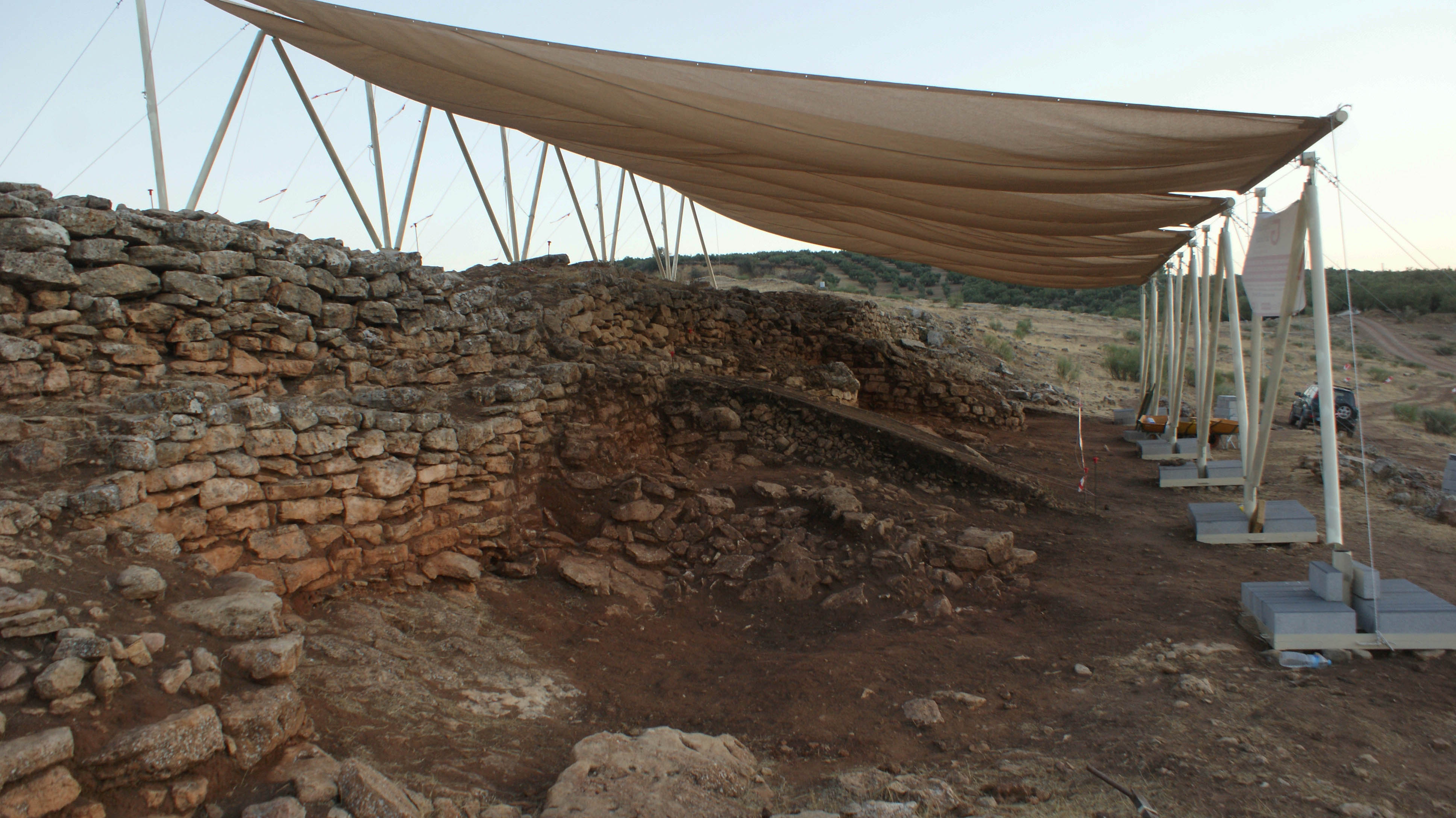 Arqueólogos de la UGR descubren en Algarinejo un poblado fortificado de hace 5000 años Arqueólogos de la UGR descubren en Algarinejo un poblado fortificado de hace 5000 años